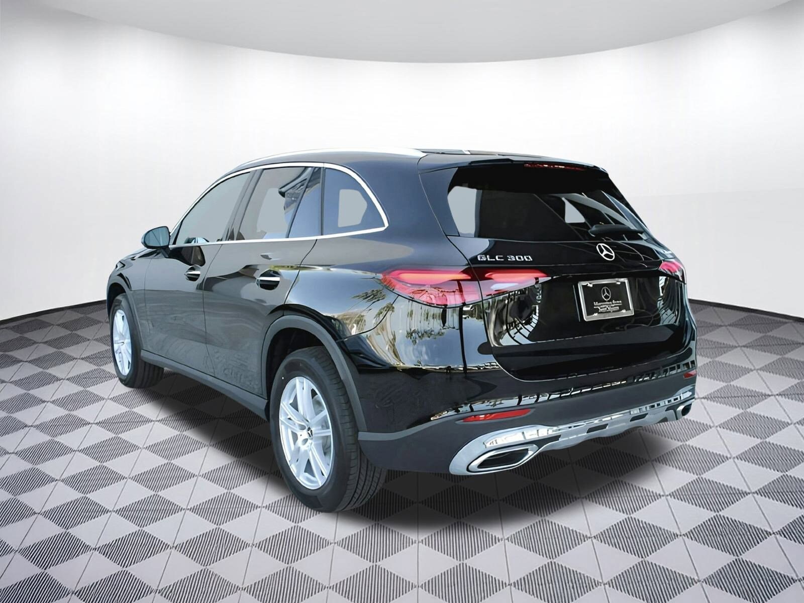 2025 Mercedes Benz GLC 300 4MATIC photo 2
