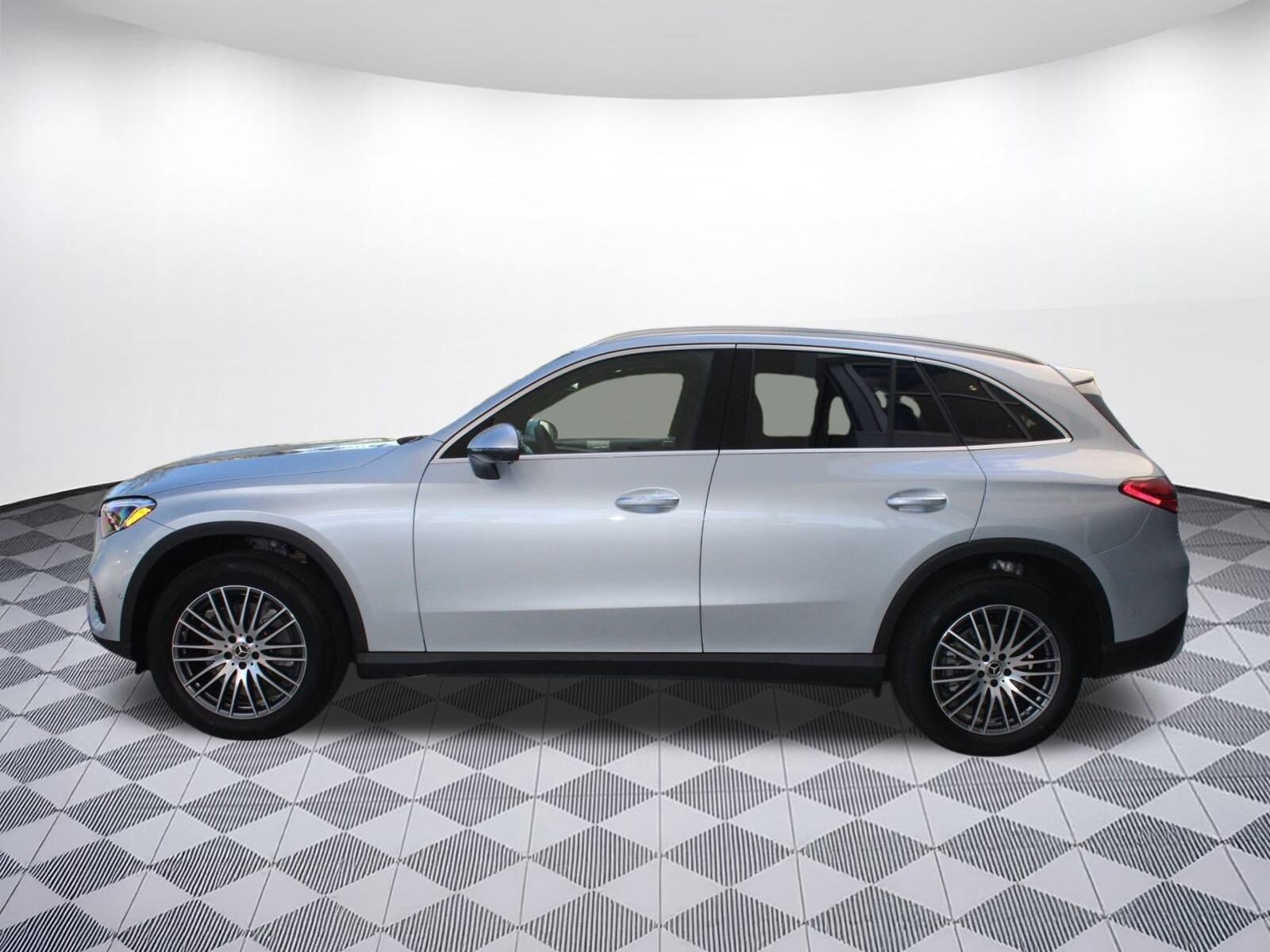 2026 Mercedes Benz GLC 300 photo 2