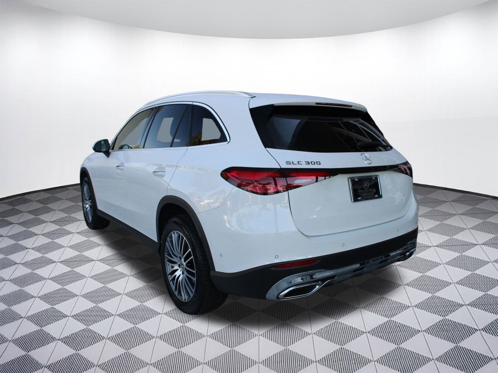 2025 Mercedes Benz GLC 300 photo 3