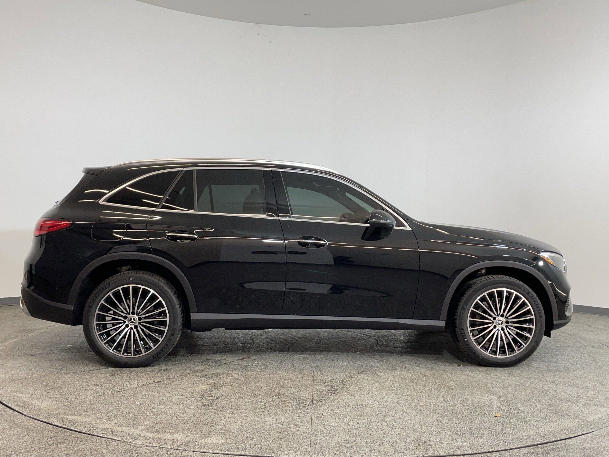 2025 Mercedes Benz GLC 300 photo 3