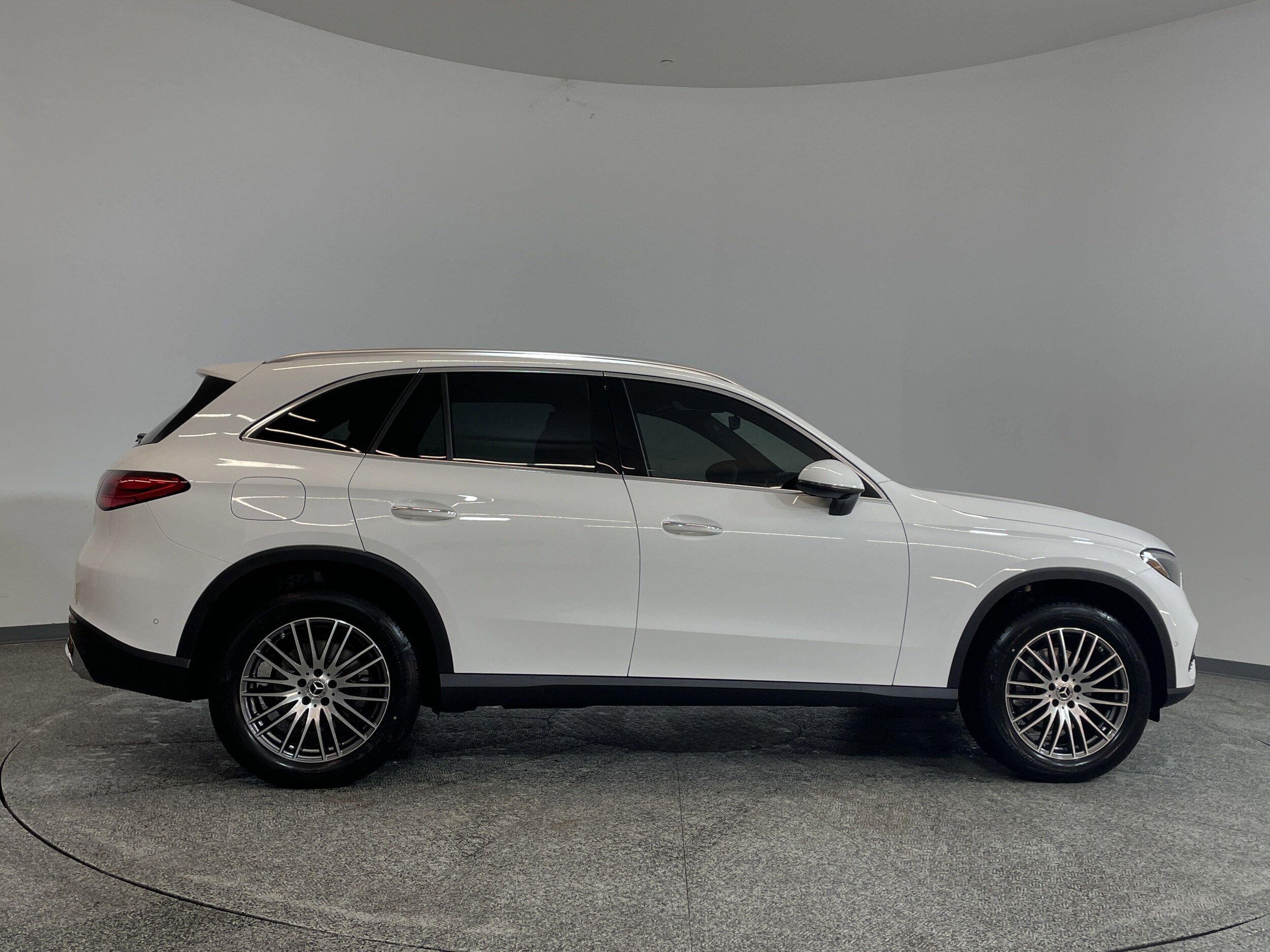 2025 Mercedes Benz GLC 300 photo 3