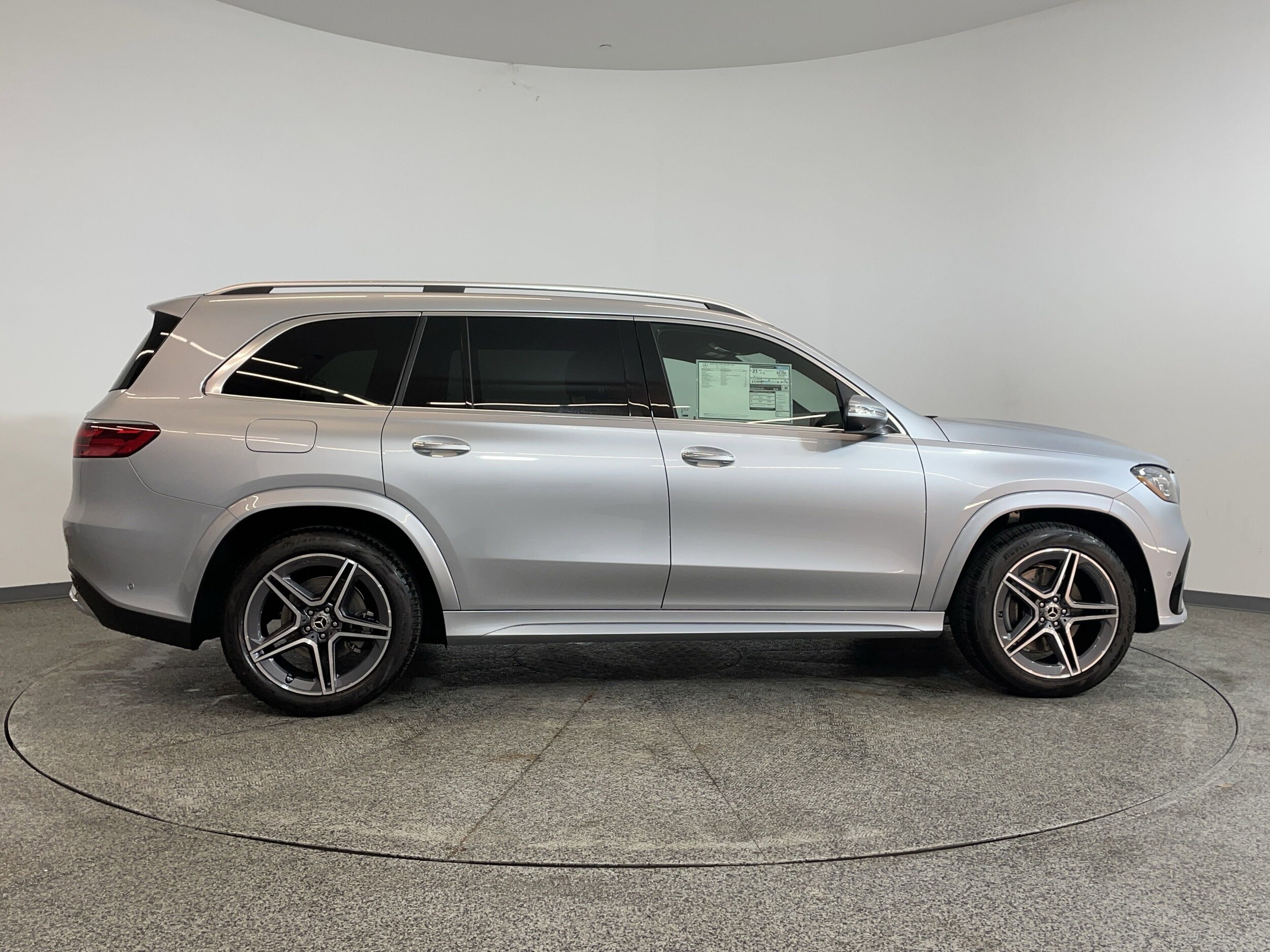2025 Mercedes Benz GLS 450 4MATIC photo 3