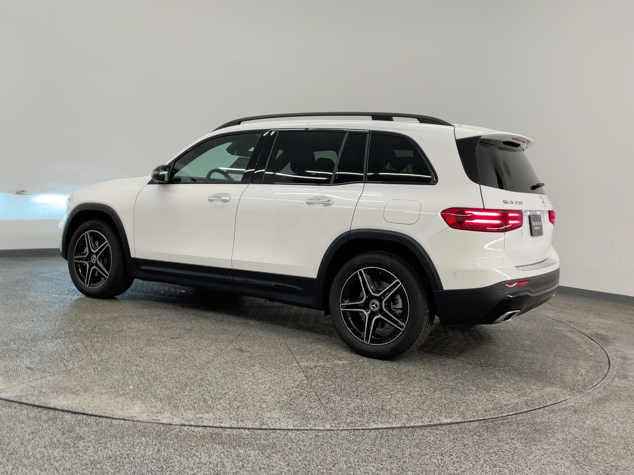 2026 Mercedes Benz GLB 250 4MATIC photo 3