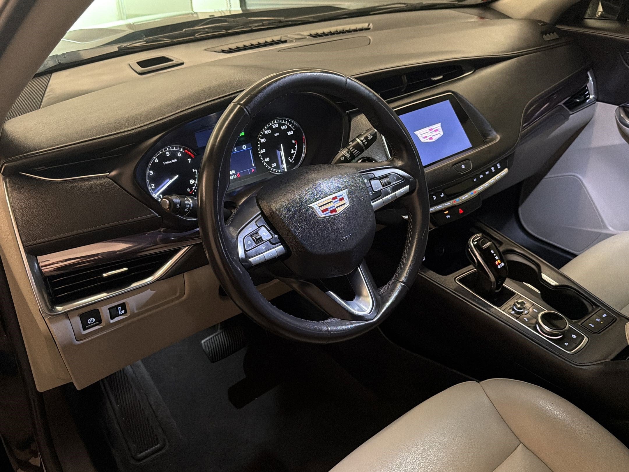 XT4 FWD Luxury SUV