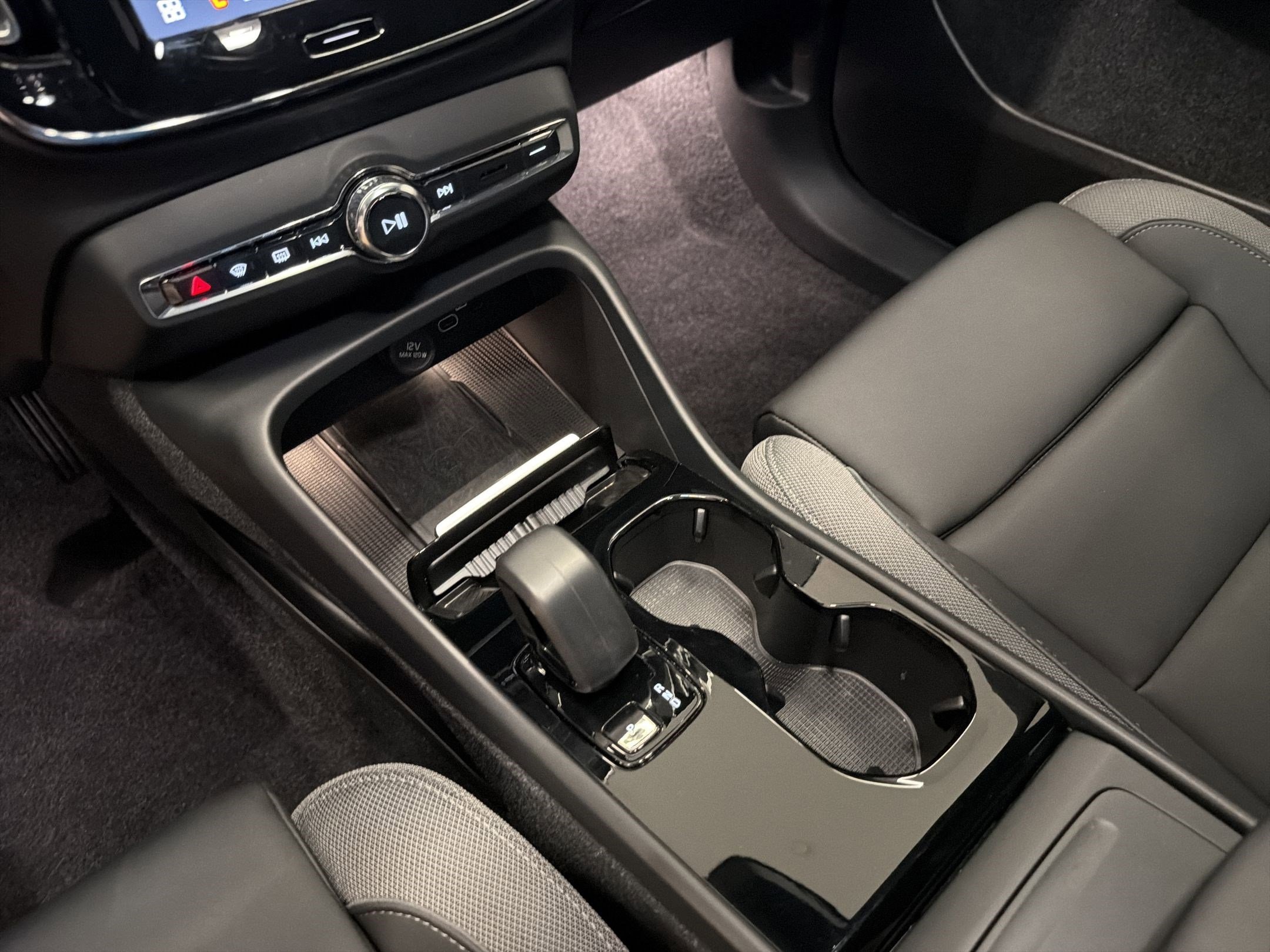 2023 Volvo XC40 Core - Photo 24
