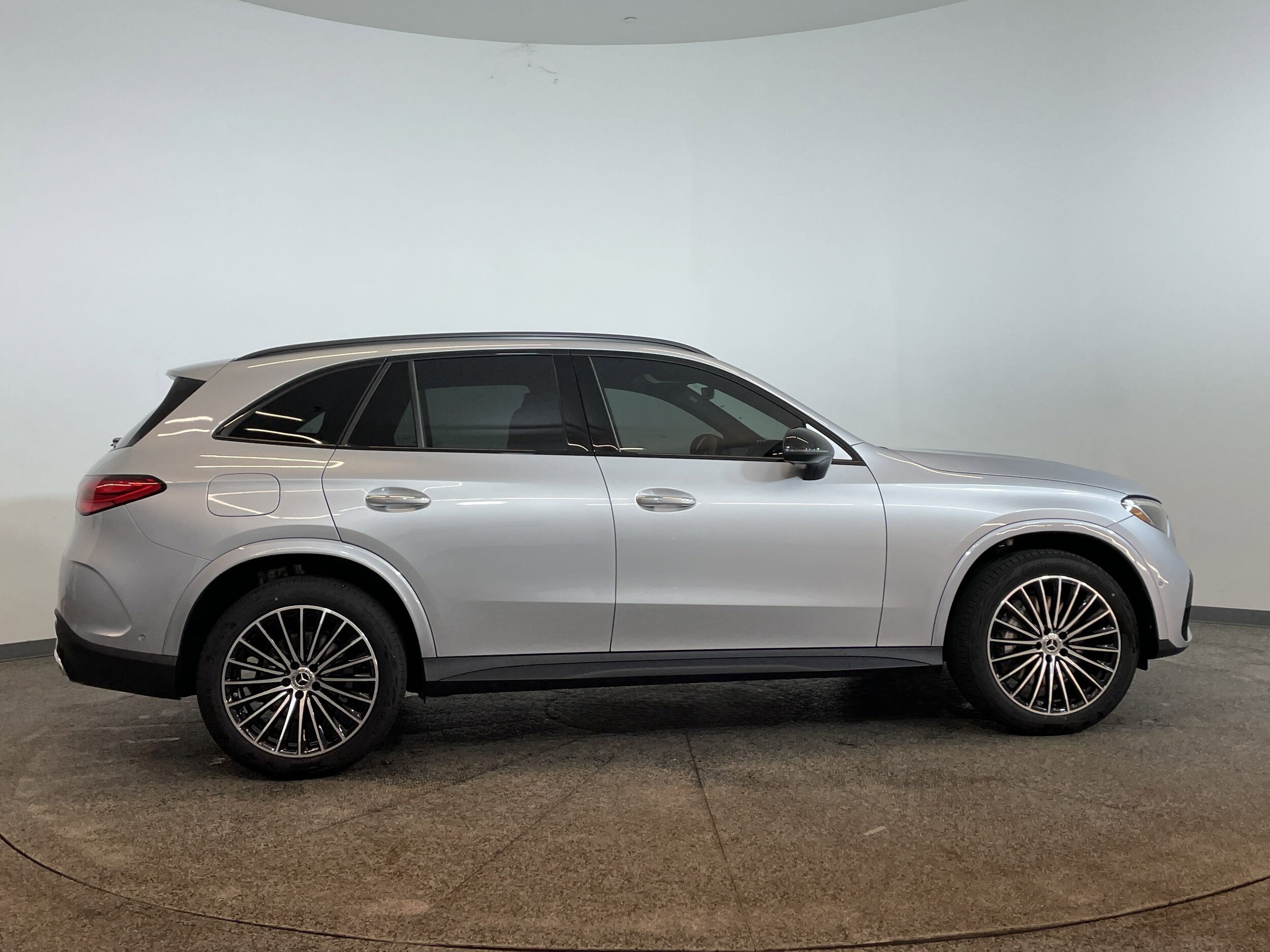 2025 Mercedes Benz GLC 300 photo 3