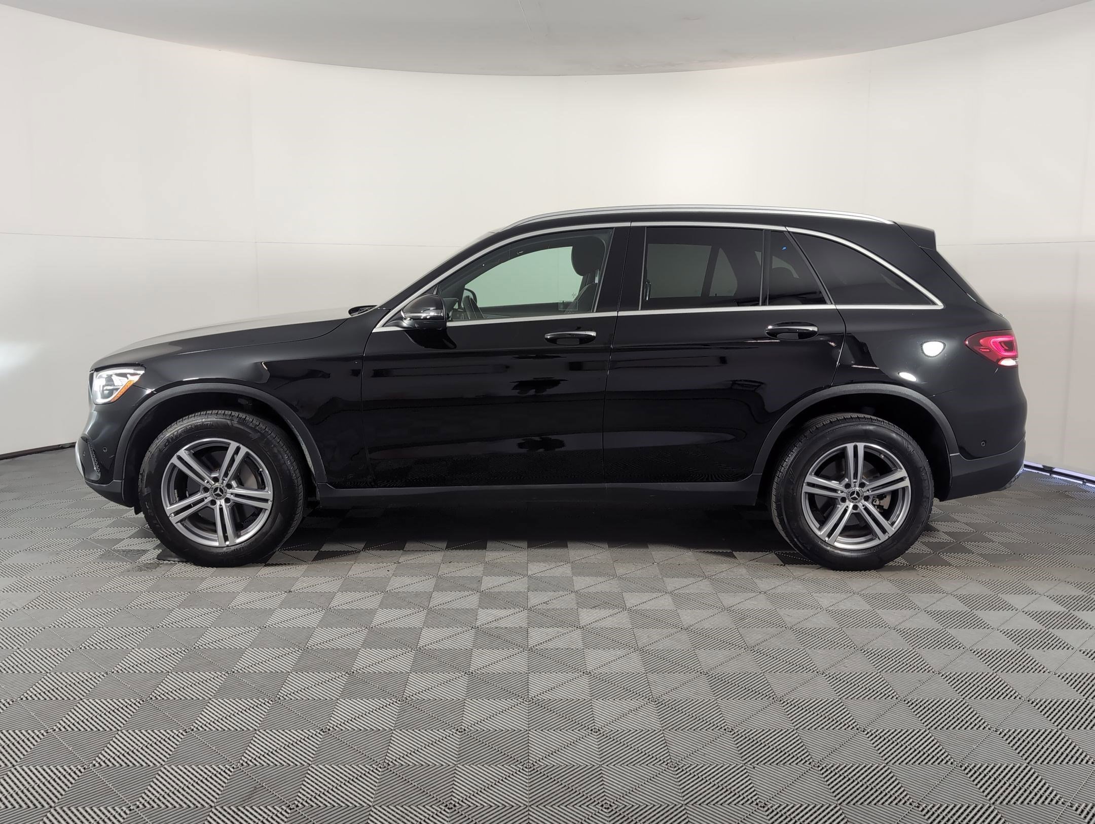 2022 Mercedes Benz GLC 300 photo 2
