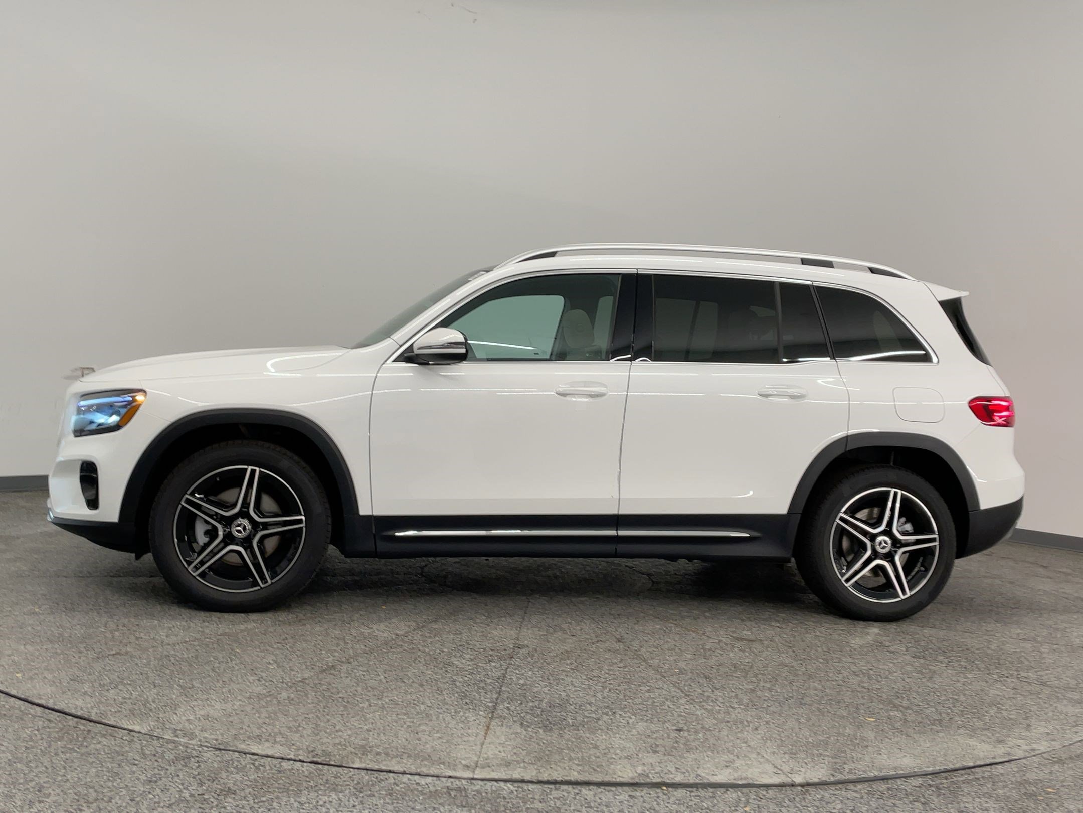 2026 Mercedes Benz GLB 250 photo 2