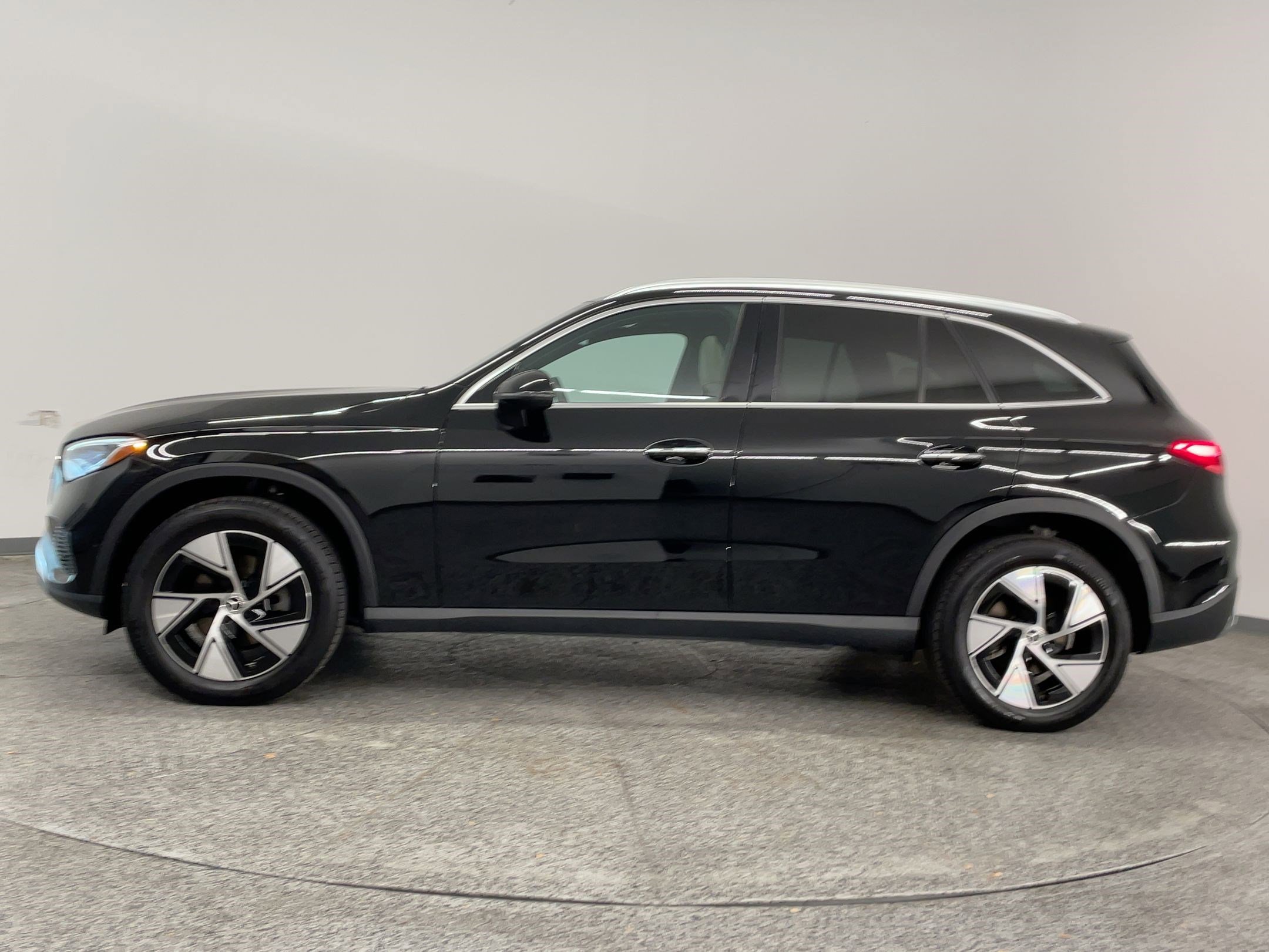 2024 Mercedes Benz GLC 4MATIC 300 photo 2