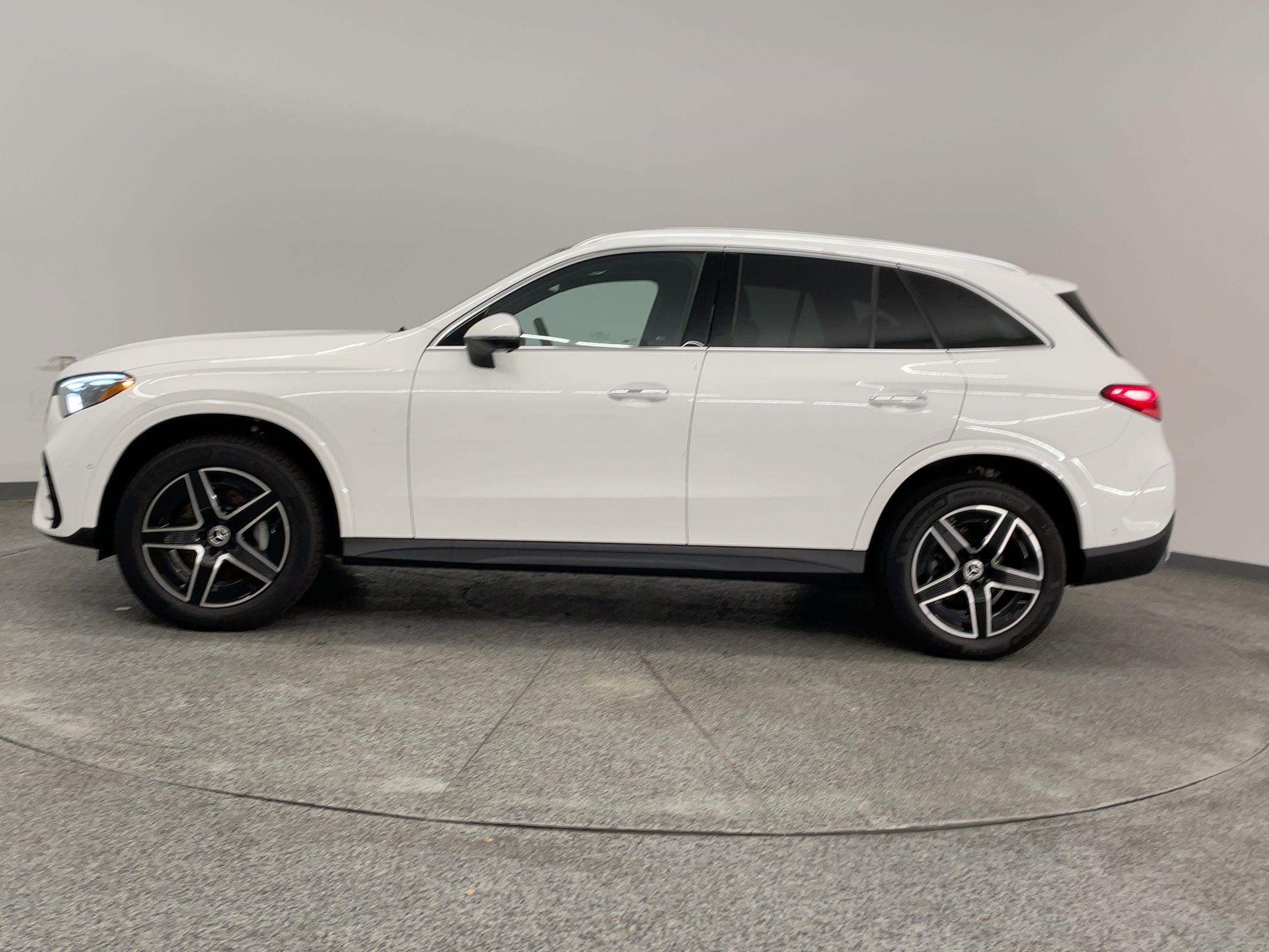 2026 Mercedes Benz GLC 300 photo 2