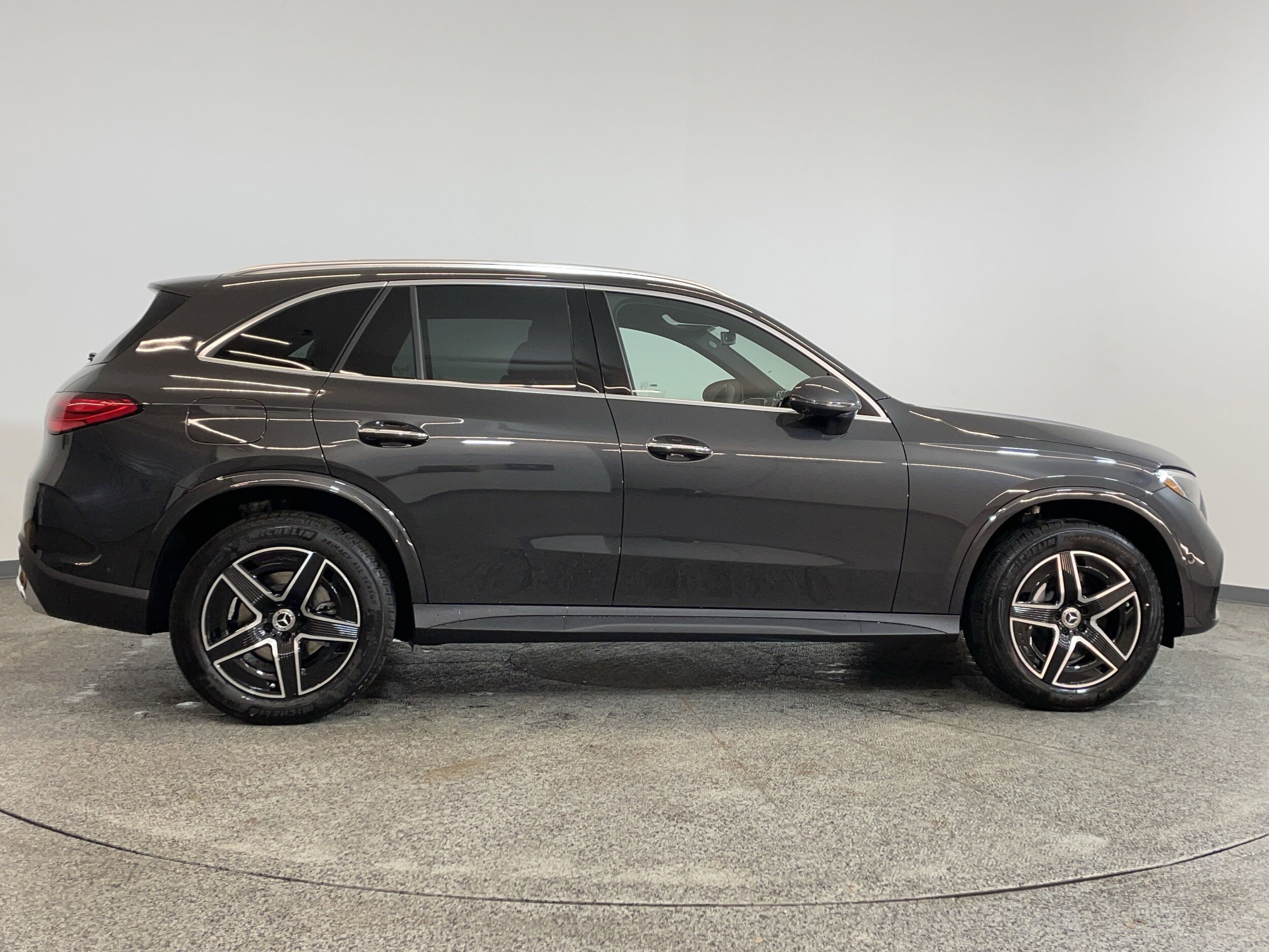 2025 Mercedes Benz GLC 300 photo 2