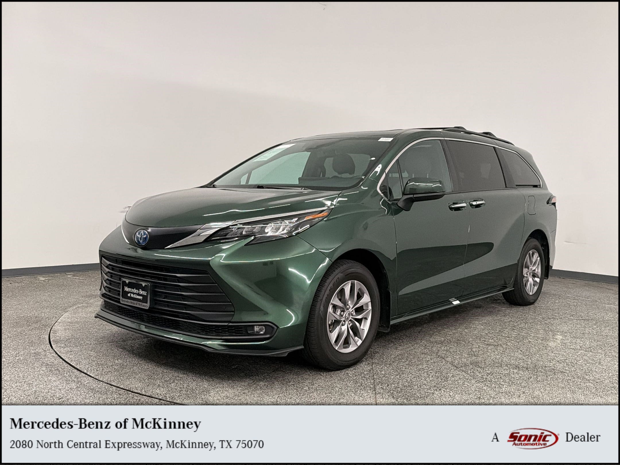 2025 Toyota Sienna XLE 7-Passenger Hybrid FWD's photo