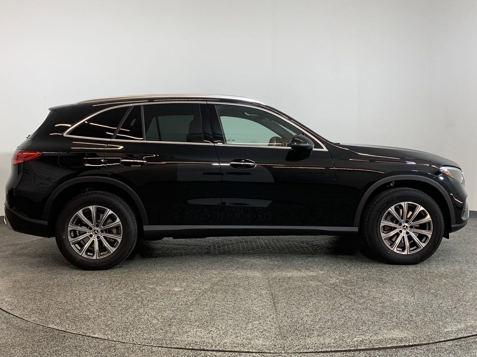 2025 Mercedes Benz GLC 300 photo 3