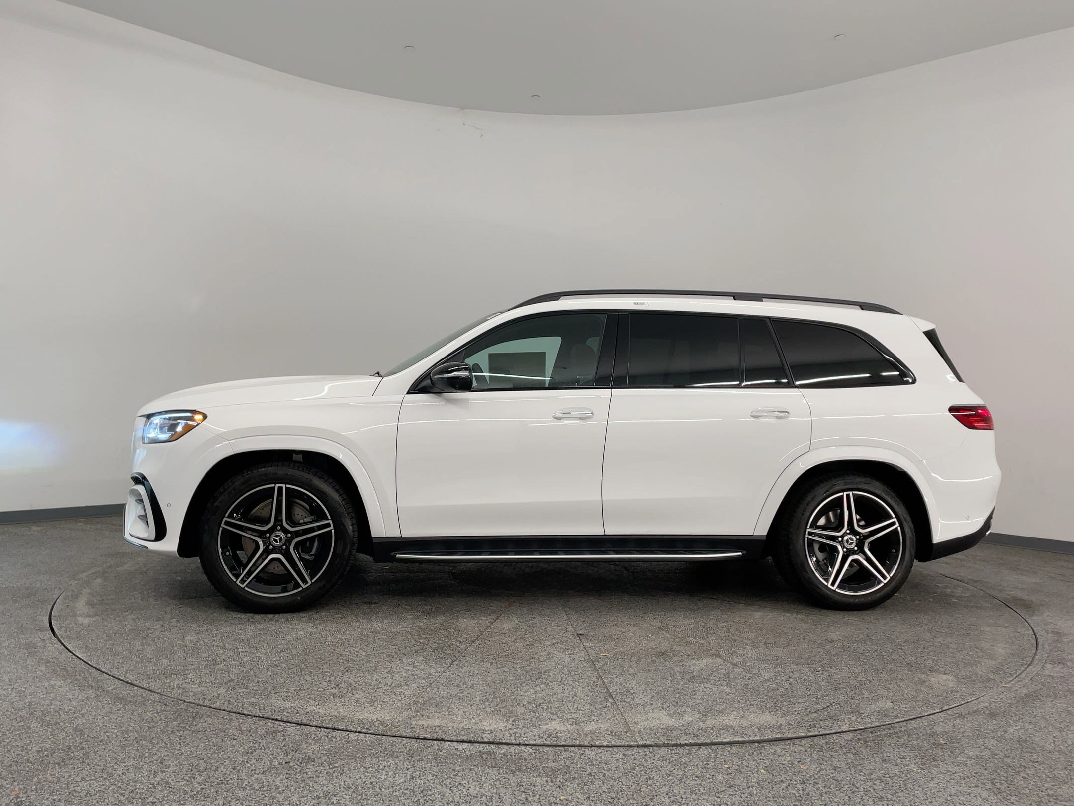 2026 Mercedes Benz GLS 450 4MATIC photo 2