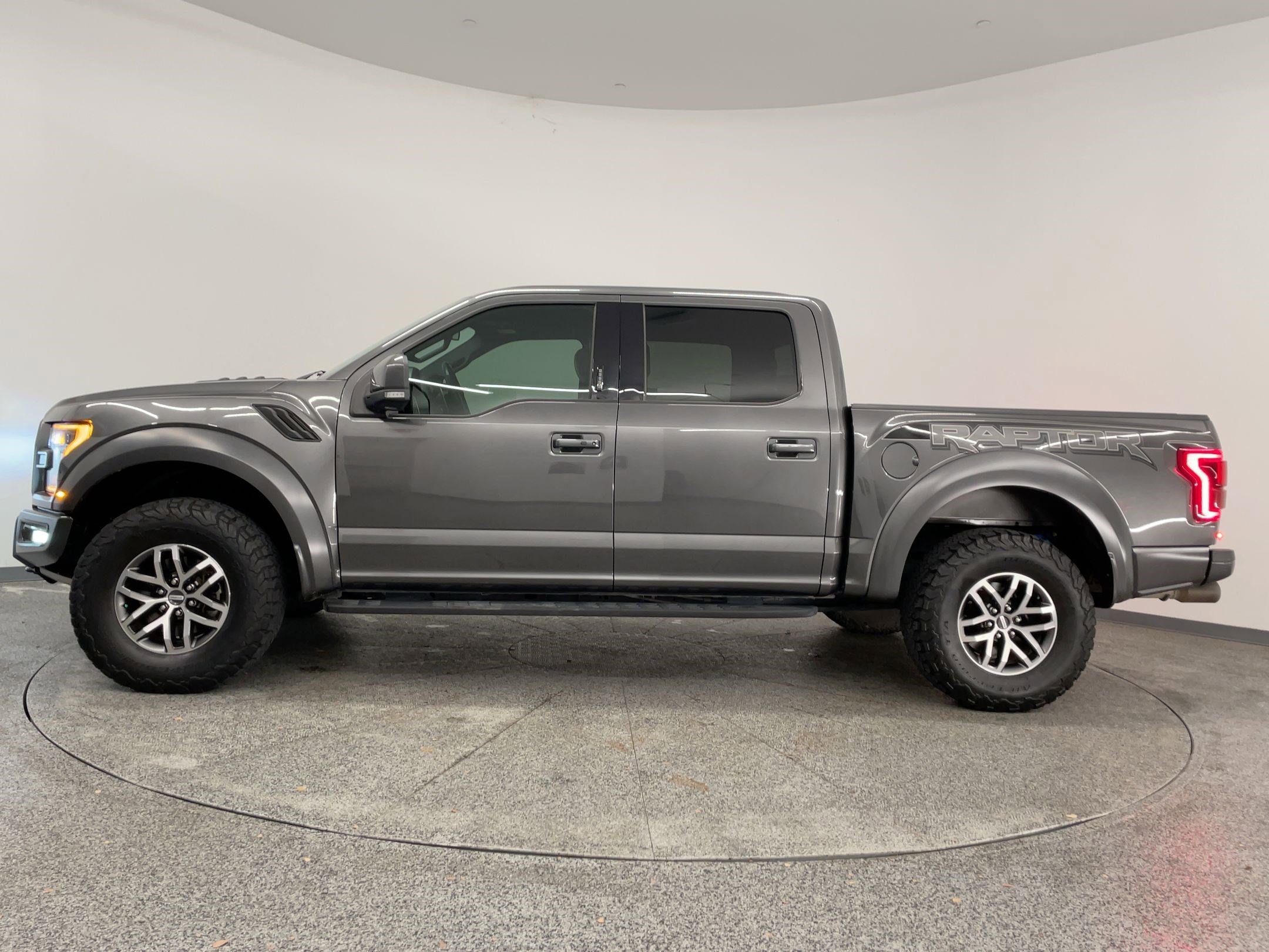 2018 Ford F-150 Raptor photo 2