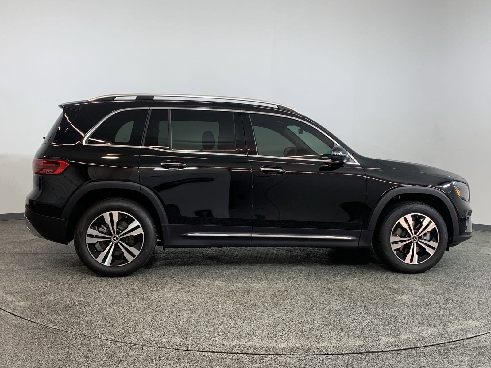 2025 Mercedes Benz GLB 250 photo 3