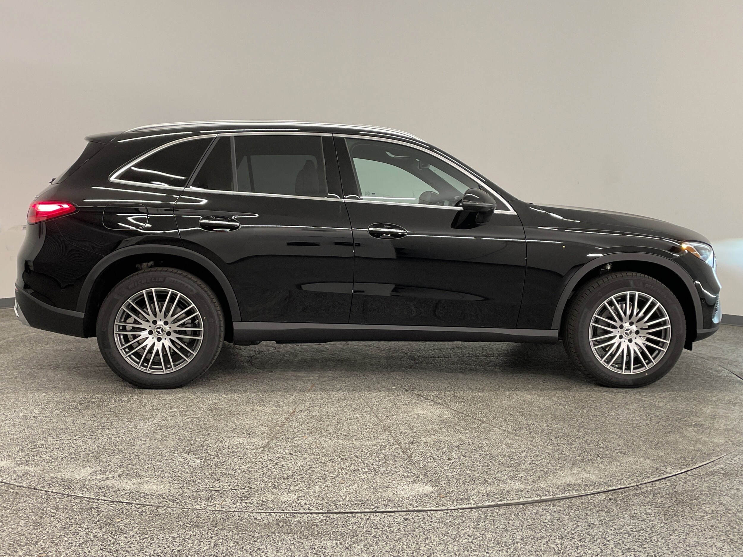 2026 Mercedes Benz GLC 300 4MATIC photo 4