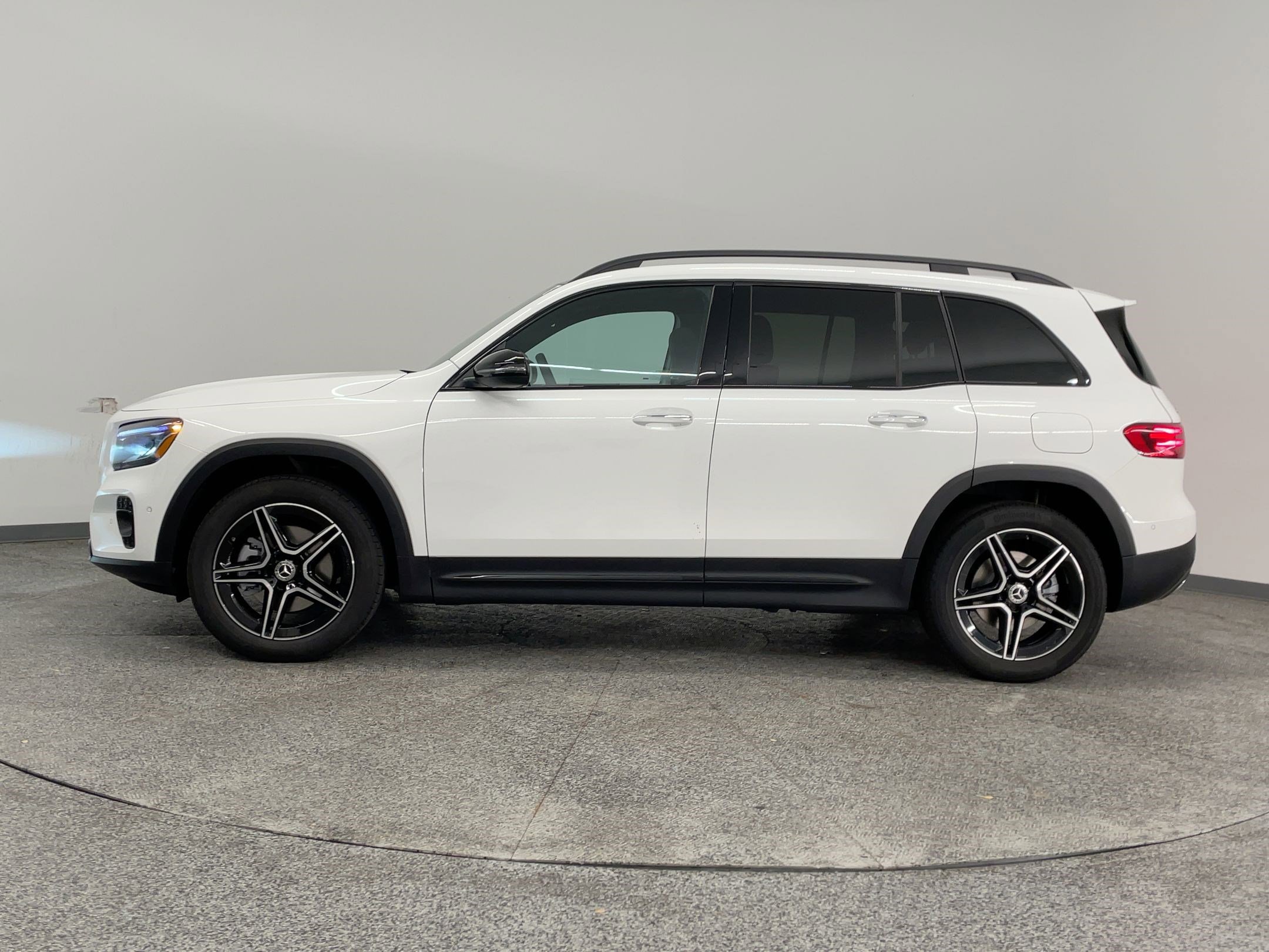 2026 Mercedes Benz GLB 250 4MATIC photo 2