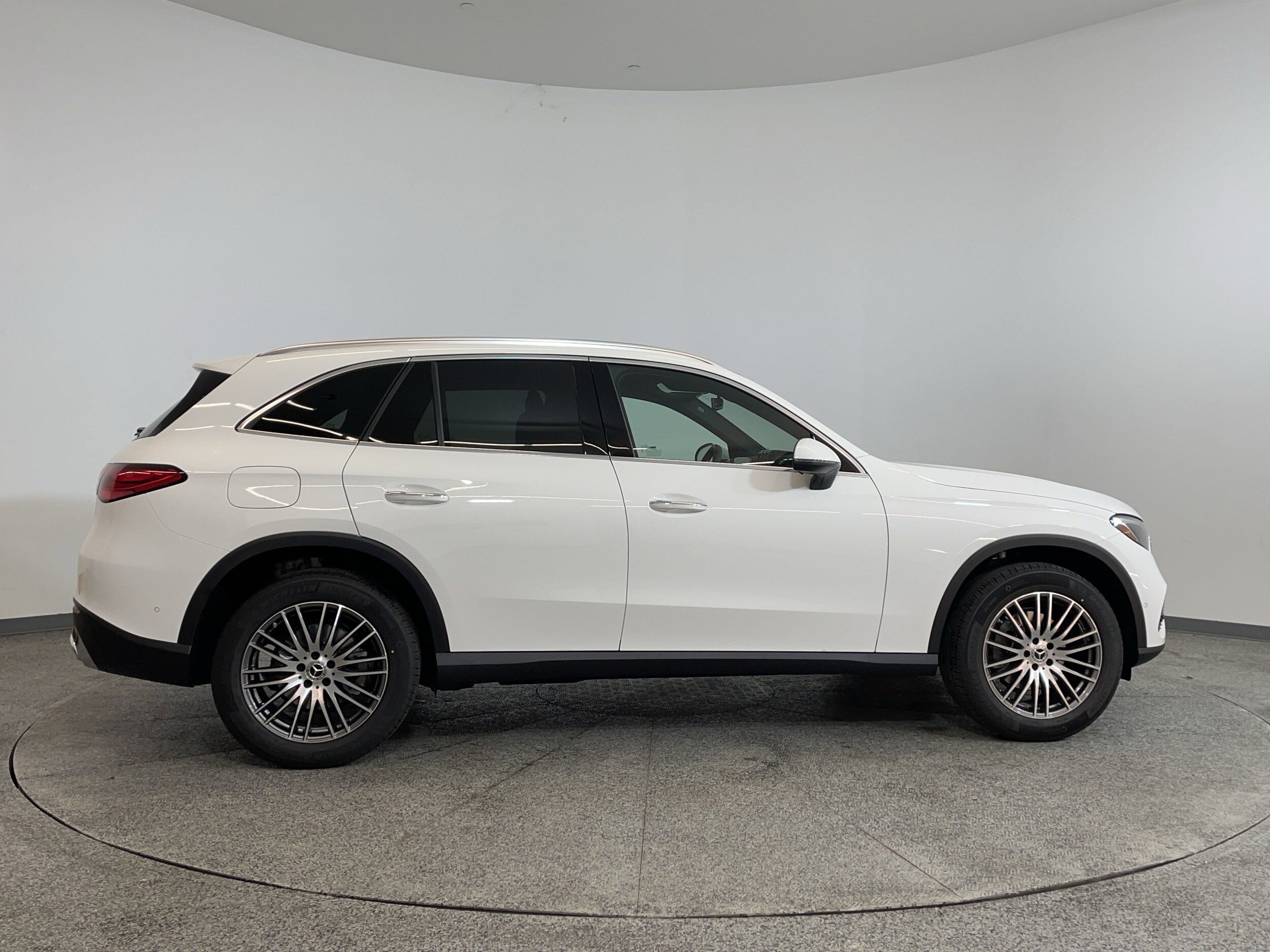 2025 Mercedes Benz GLC 300 photo 3