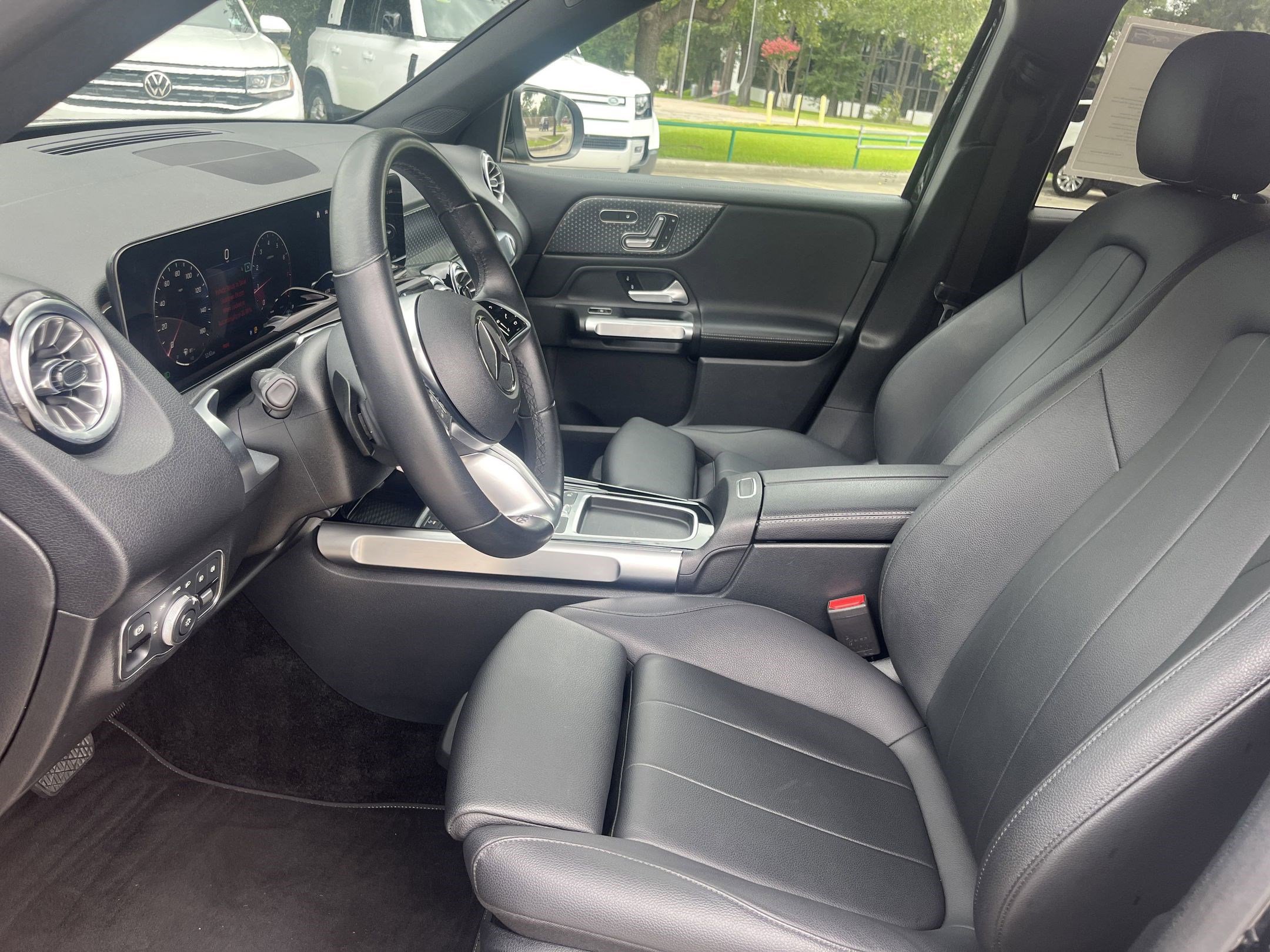 2024 Mercedes Benz GLB 250 photo 3