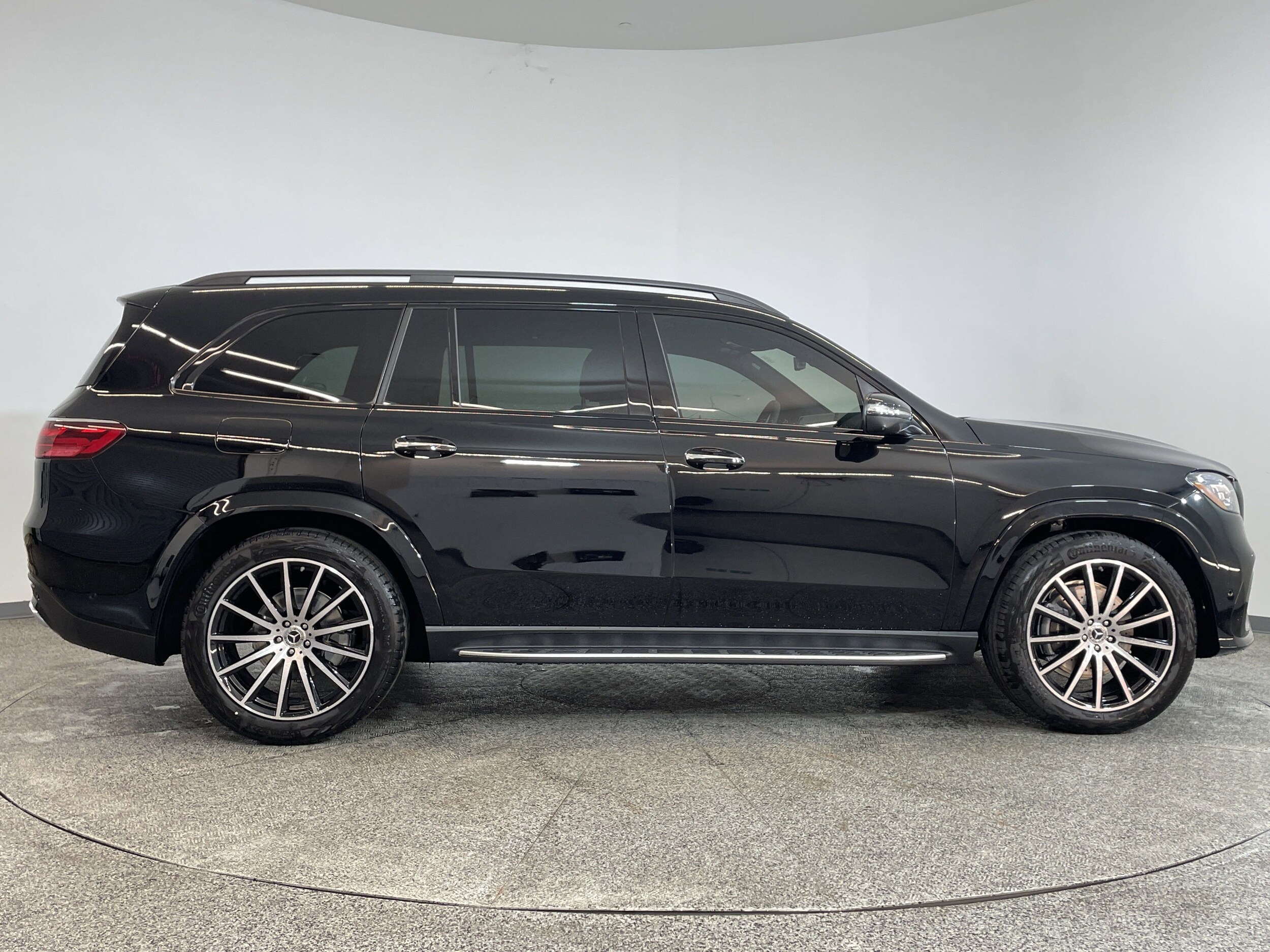 2025 Mercedes Benz GLS 450 4MATIC photo 3