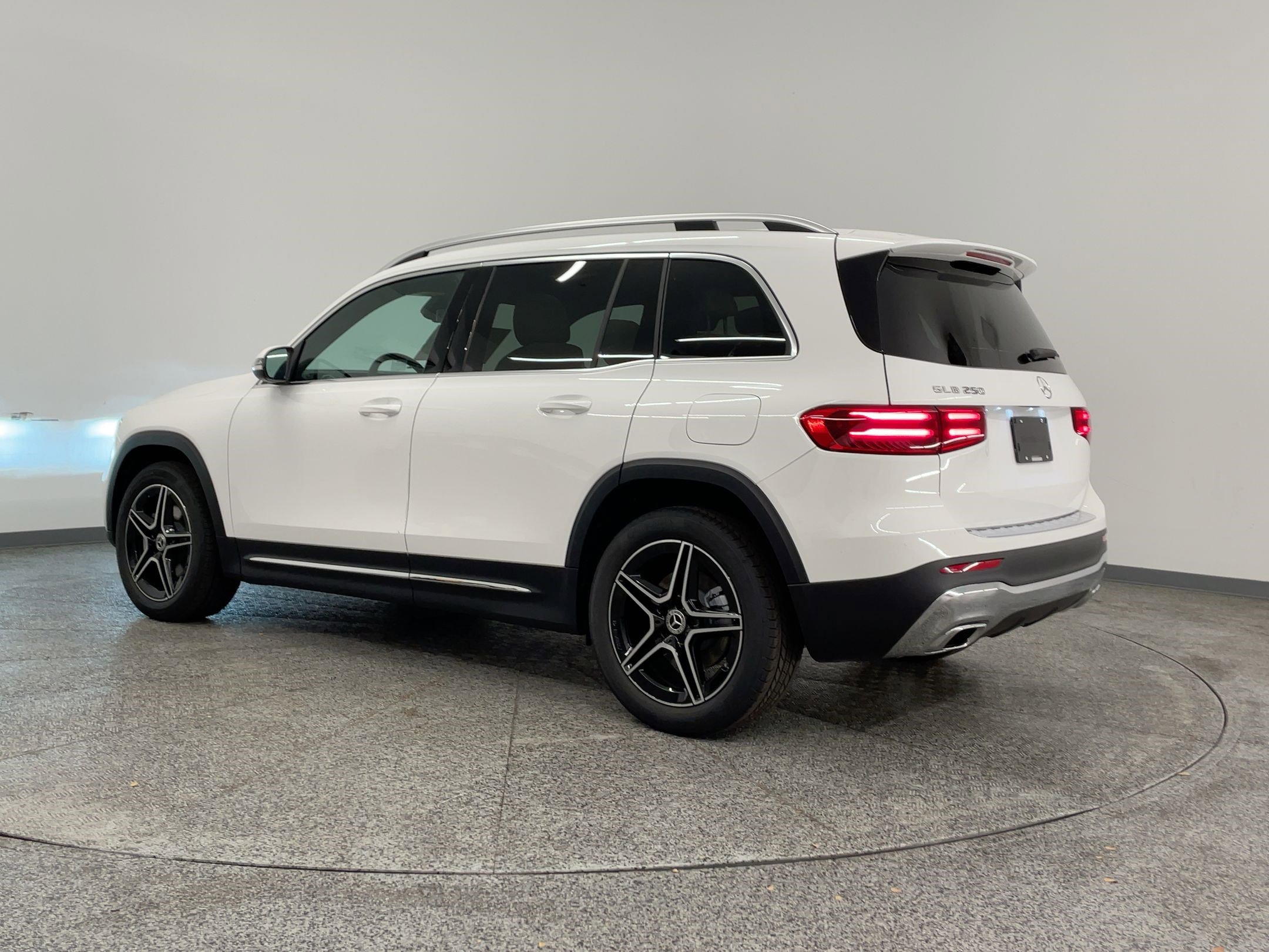 2026 Mercedes Benz GLB 250 photo 3