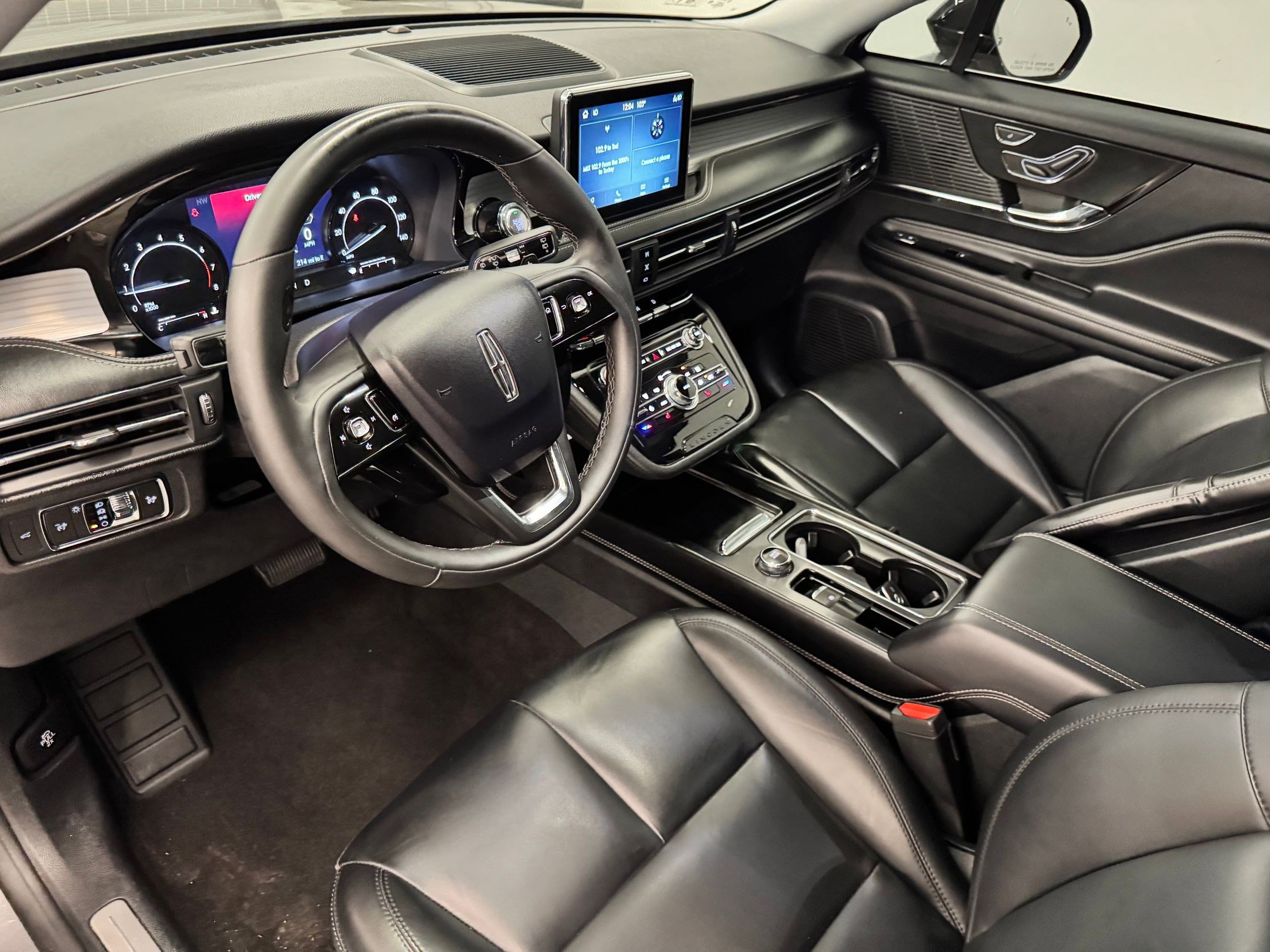 2022 Lincoln Corsair Standard photo 2