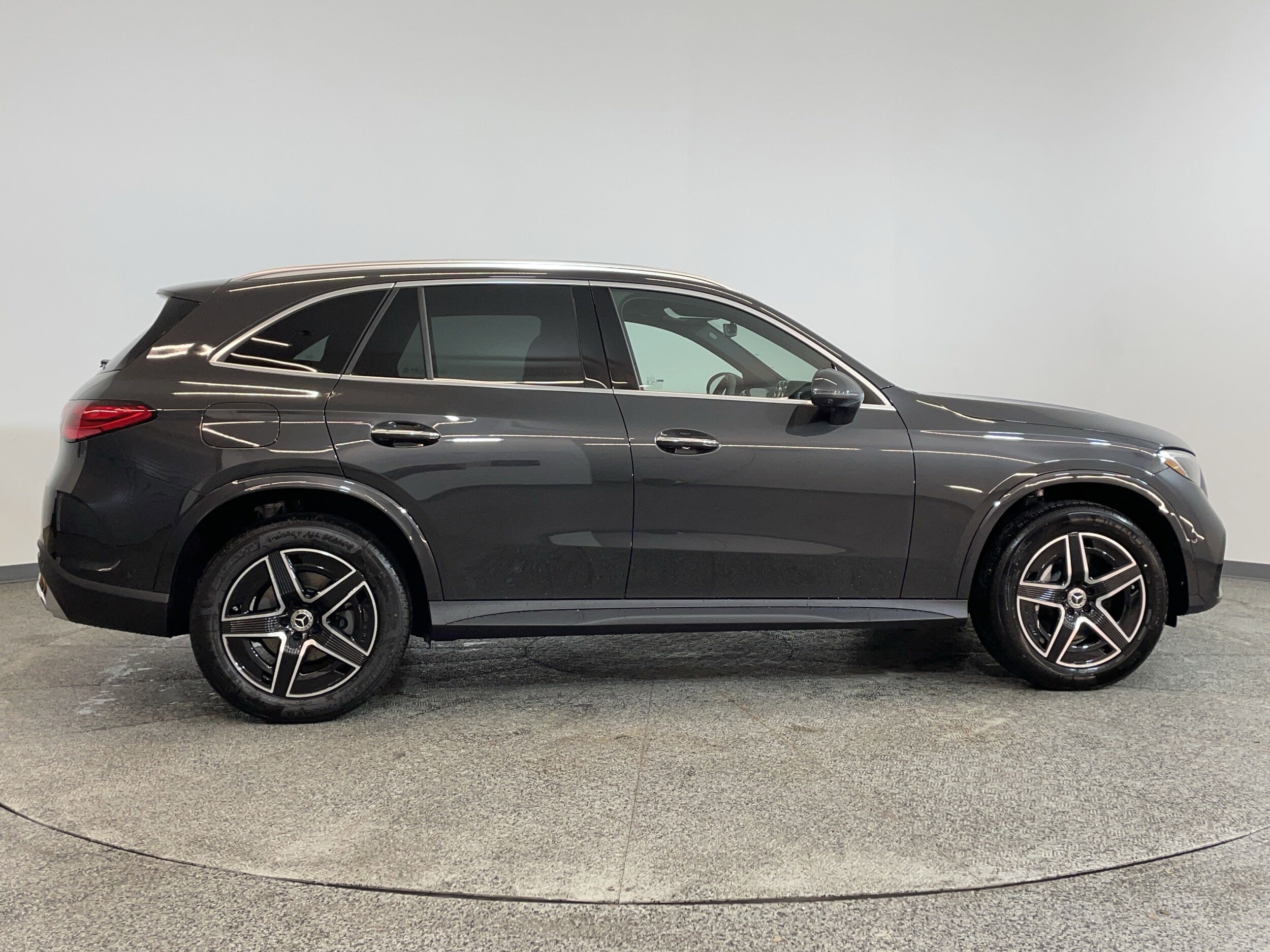 2025 Mercedes Benz GLC 300 photo 3