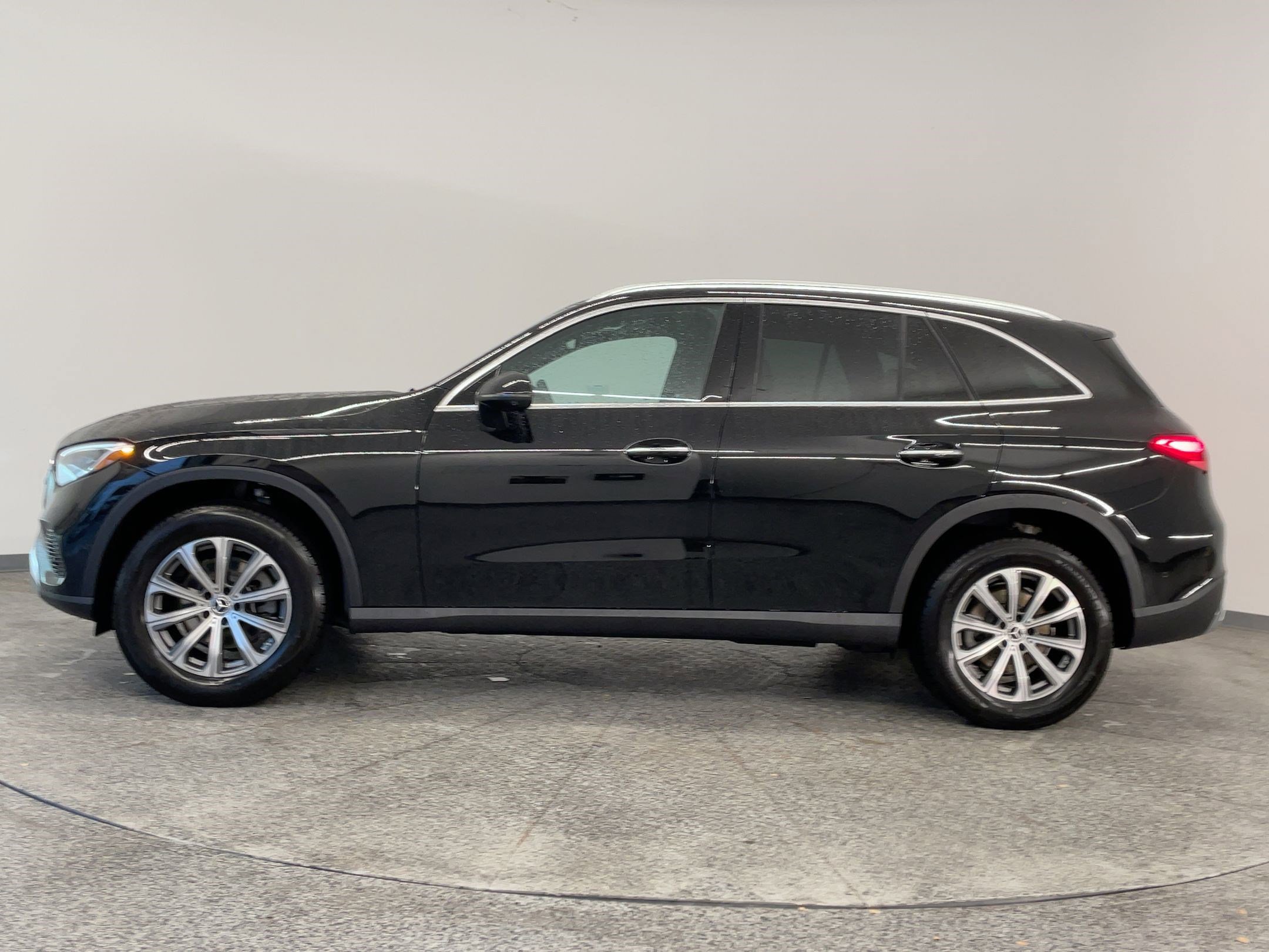 2026 Mercedes Benz GLC 300 photo 2