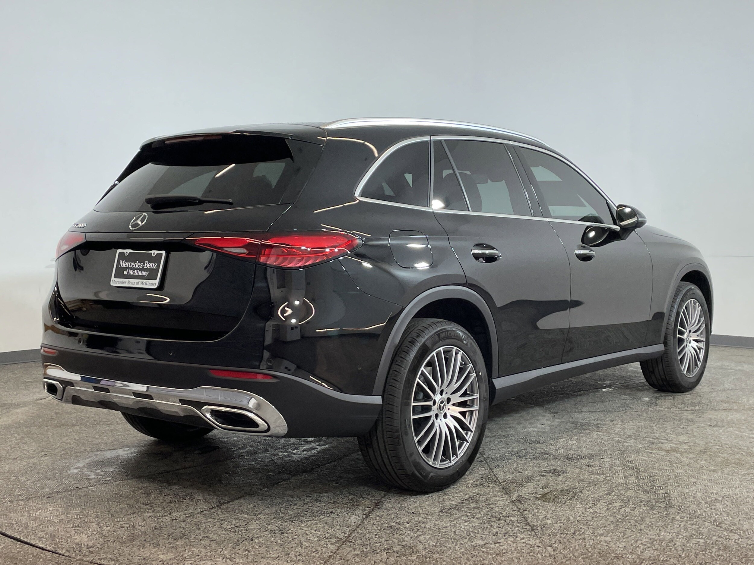 2025 Mercedes Benz GLC 300 photo 3