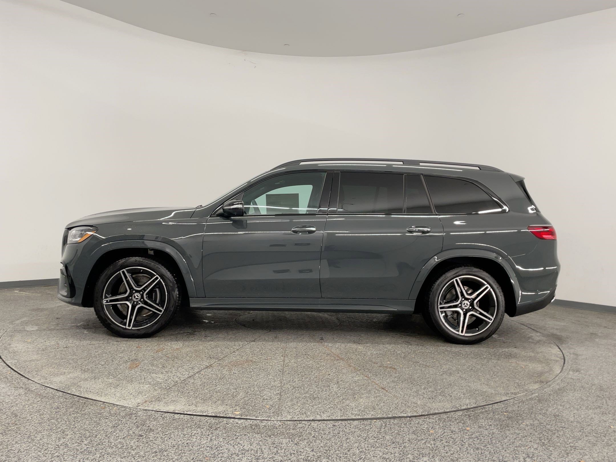 2026 Mercedes Benz GLS 450 4MATIC photo 2