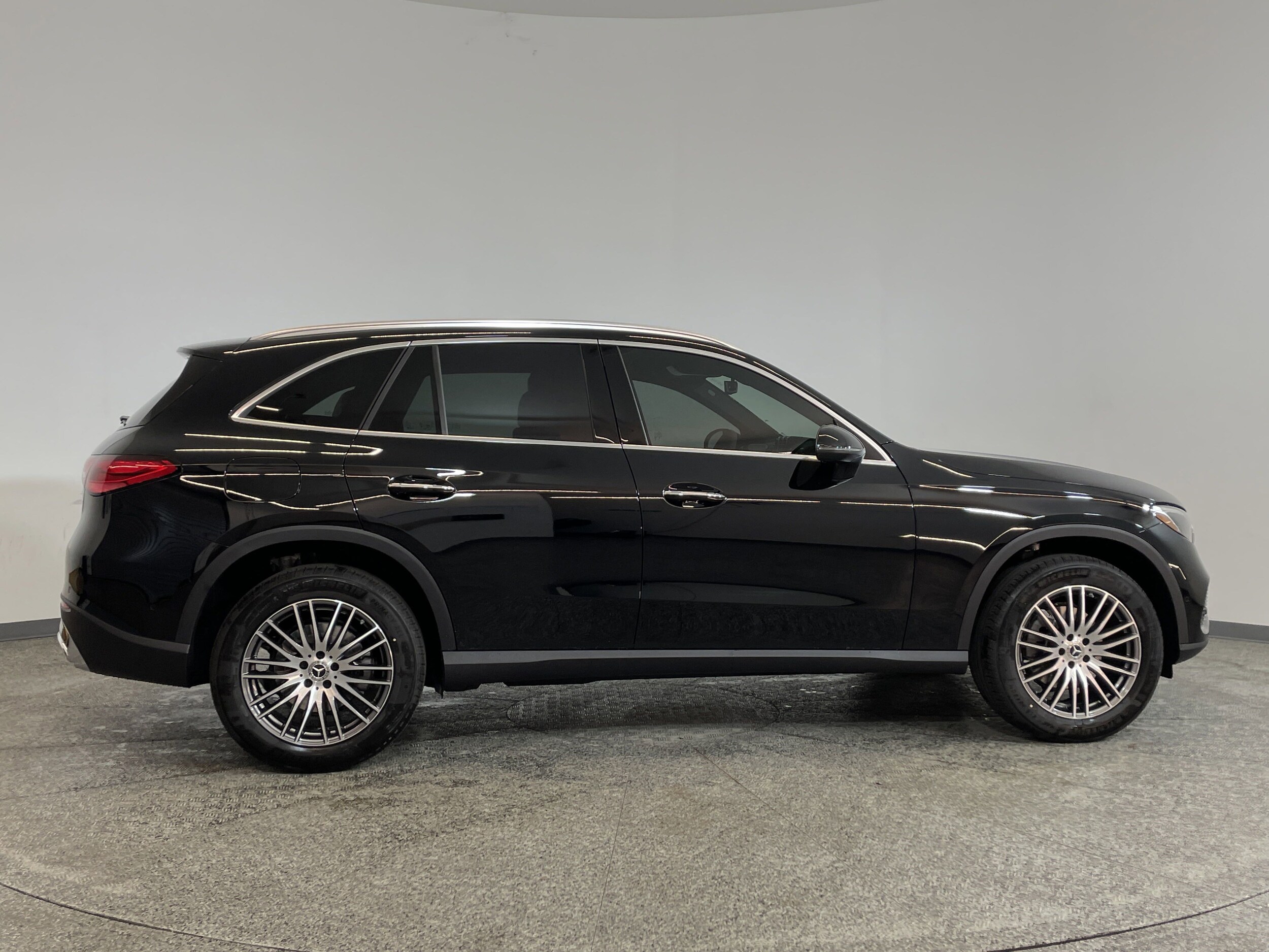 2025 Mercedes Benz GLC 300 photo 2