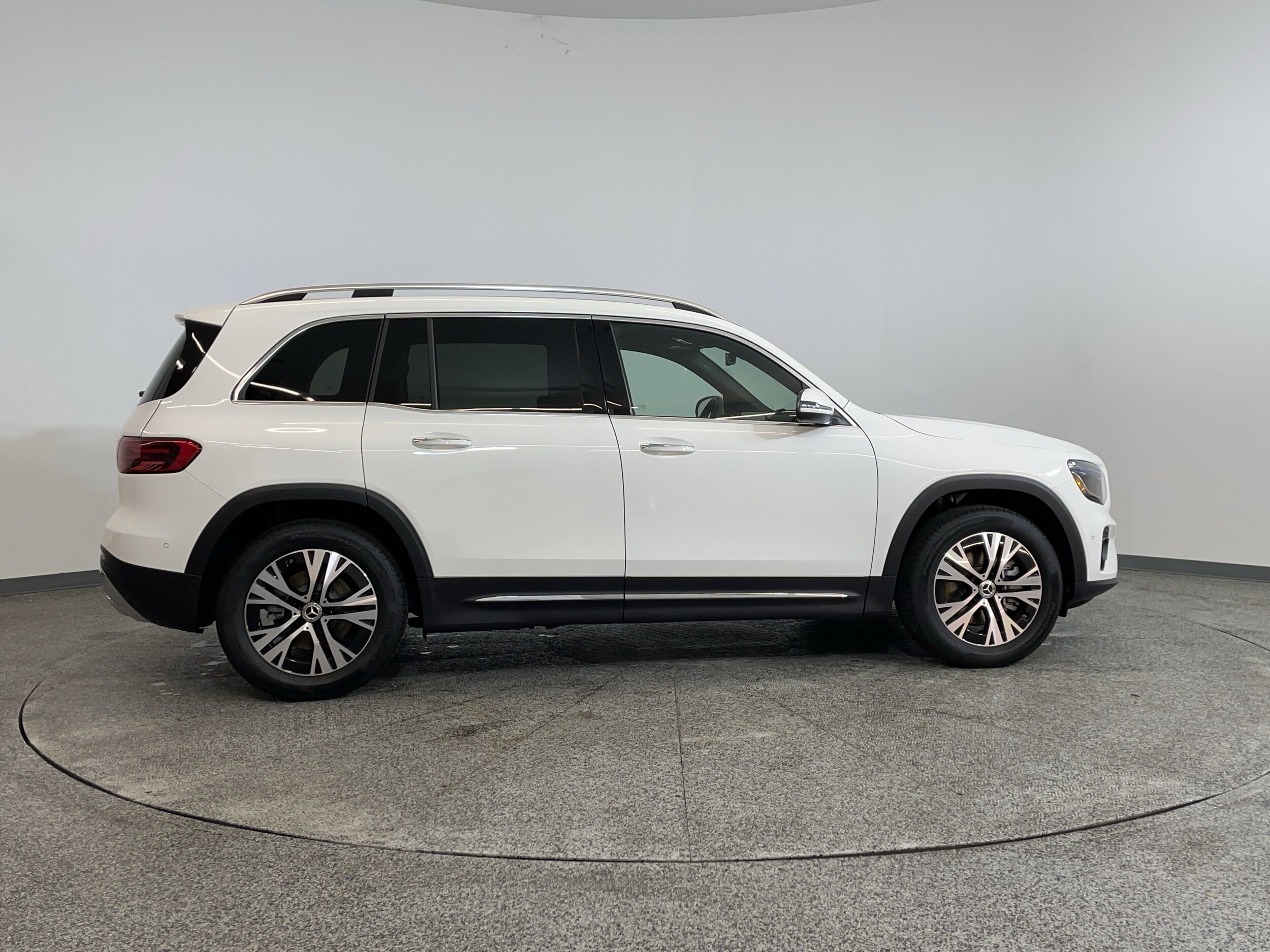2025 Mercedes Benz GLB 250 photo 3