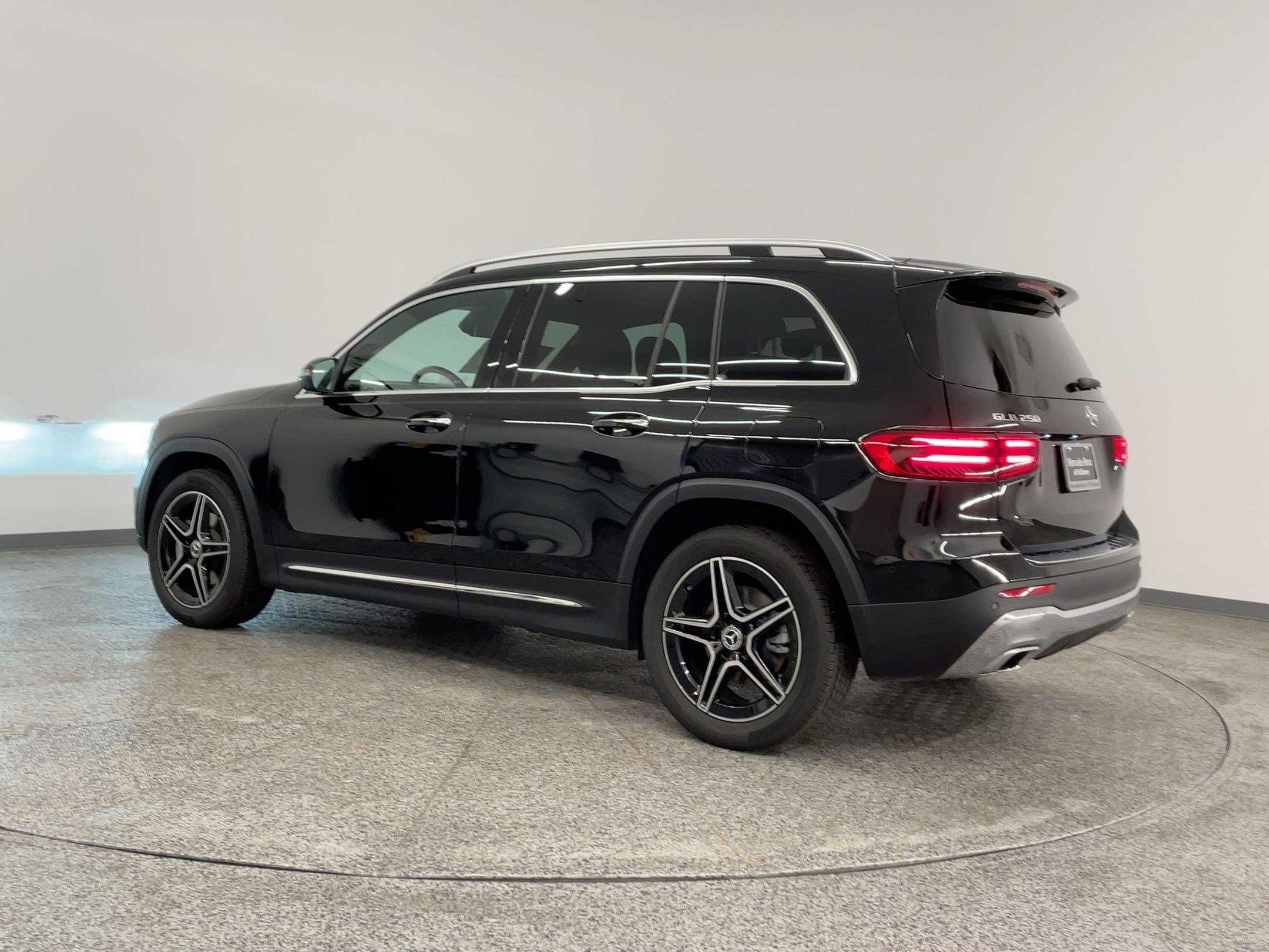 2026 Mercedes Benz GLB 250 photo 3