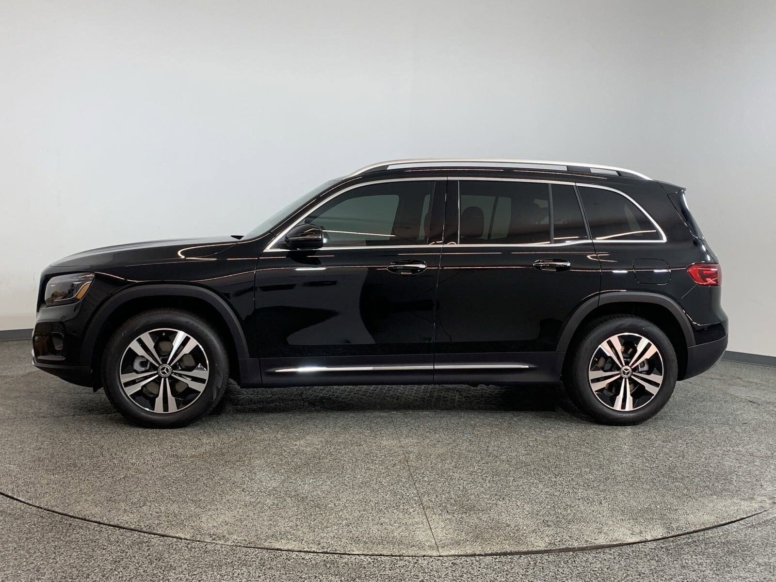 2025 Mercedes Benz GLB 250 photo 2