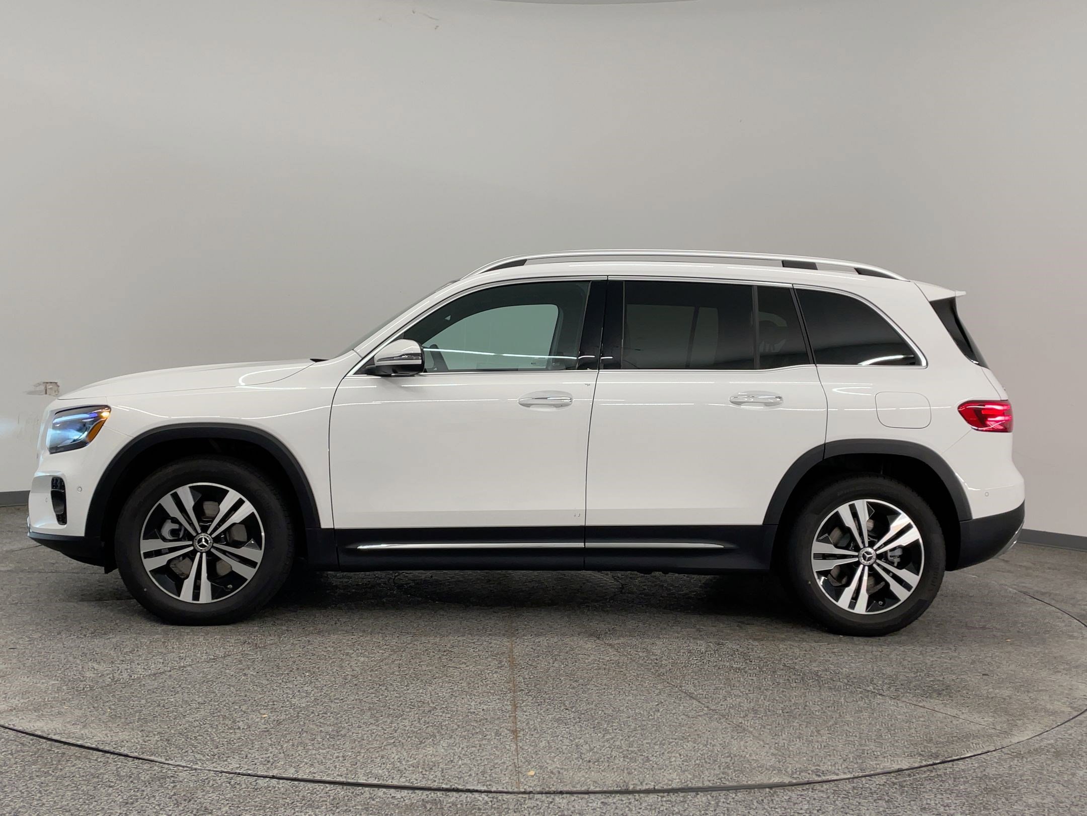 2026 Mercedes Benz GLB 250 photo 2