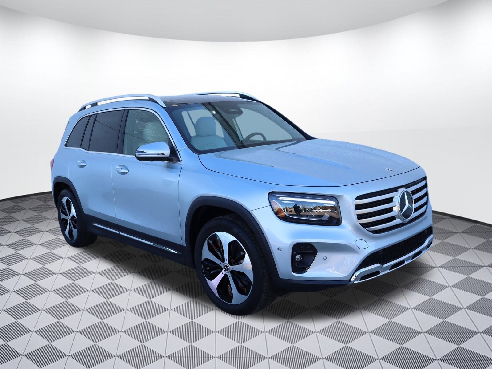 2025 Mercedes Benz GLB 250 photo 3