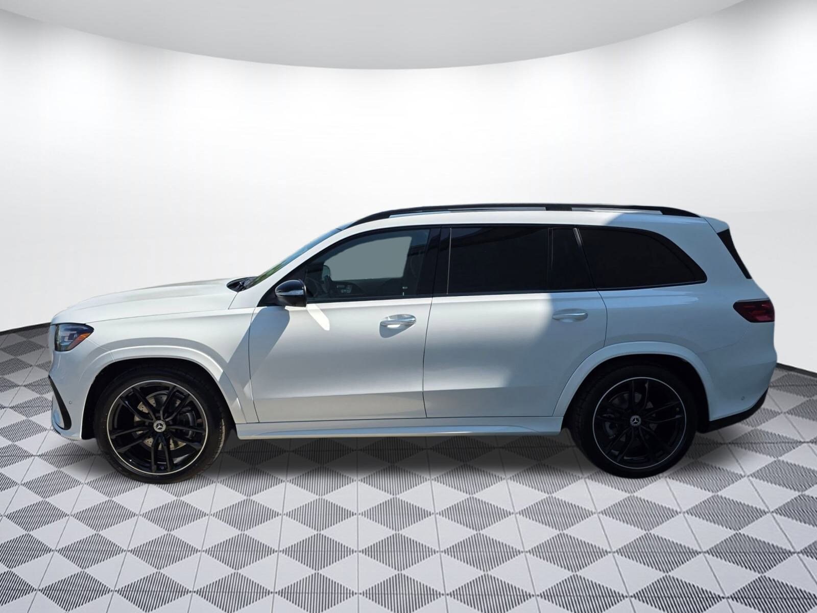 2026 Mercedes Benz GLS 450 4MATIC photo 2