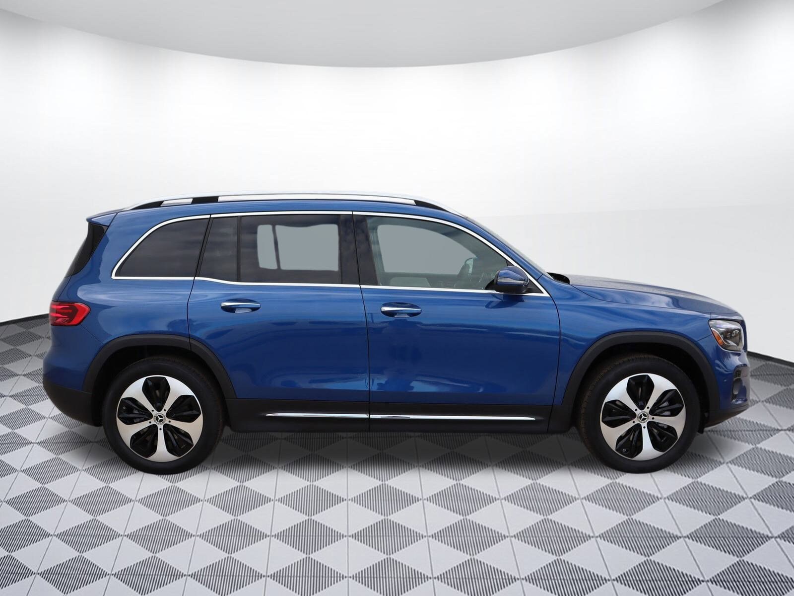 2025 Mercedes Benz GLB 250 photo 4