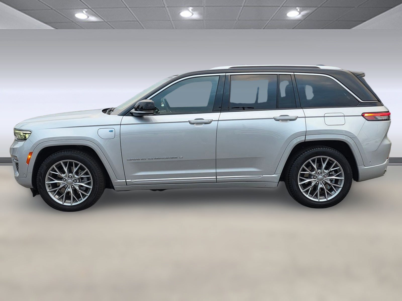 2022 Jeep Cherokee Summit 4xe photo 2