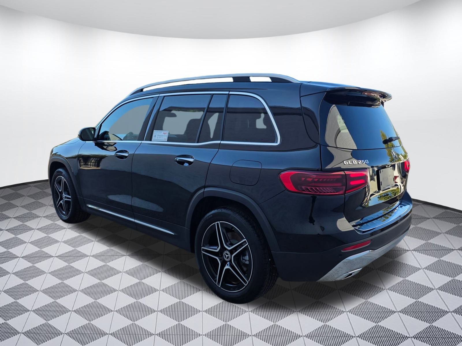 2026 Mercedes Benz GLB 250 4MATIC photo 2