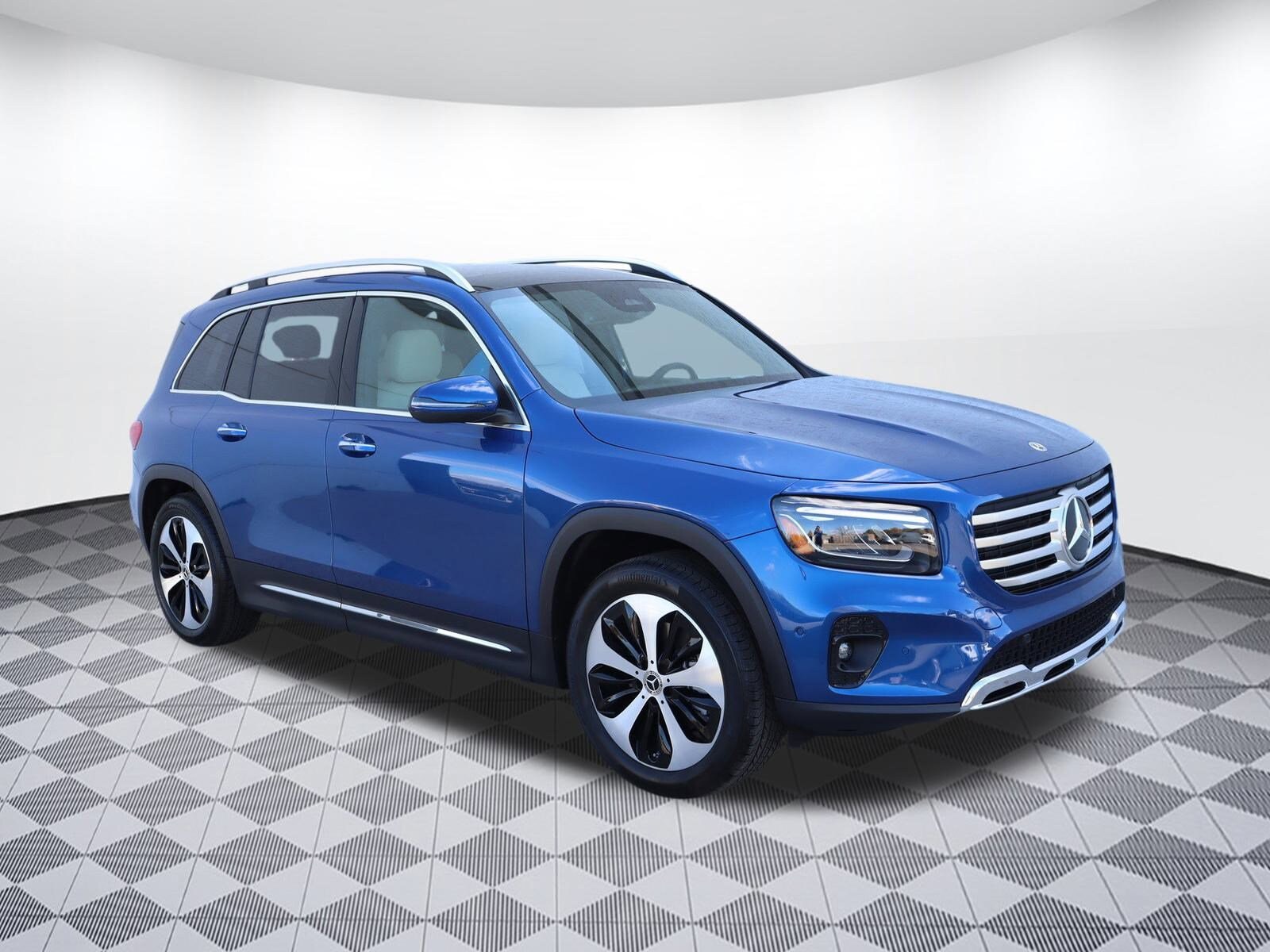 2025 Mercedes Benz GLB 250 photo 3