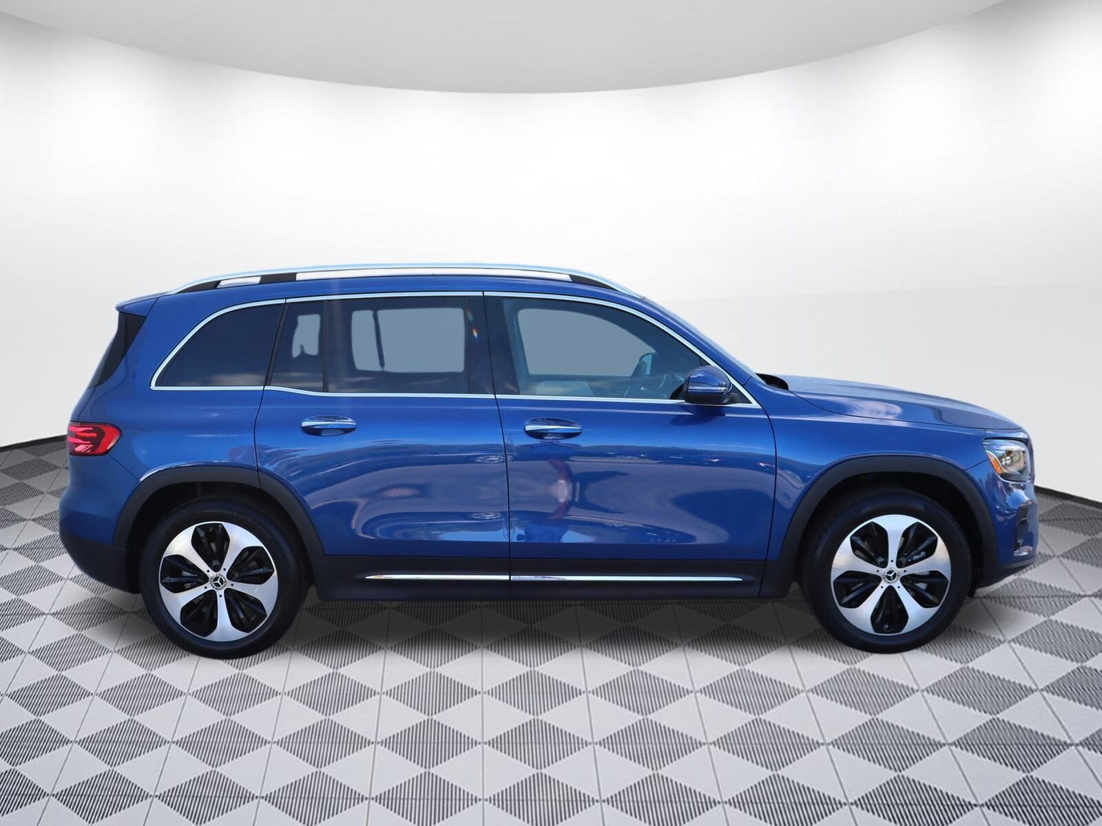2025 Mercedes Benz GLB 250 photo 4