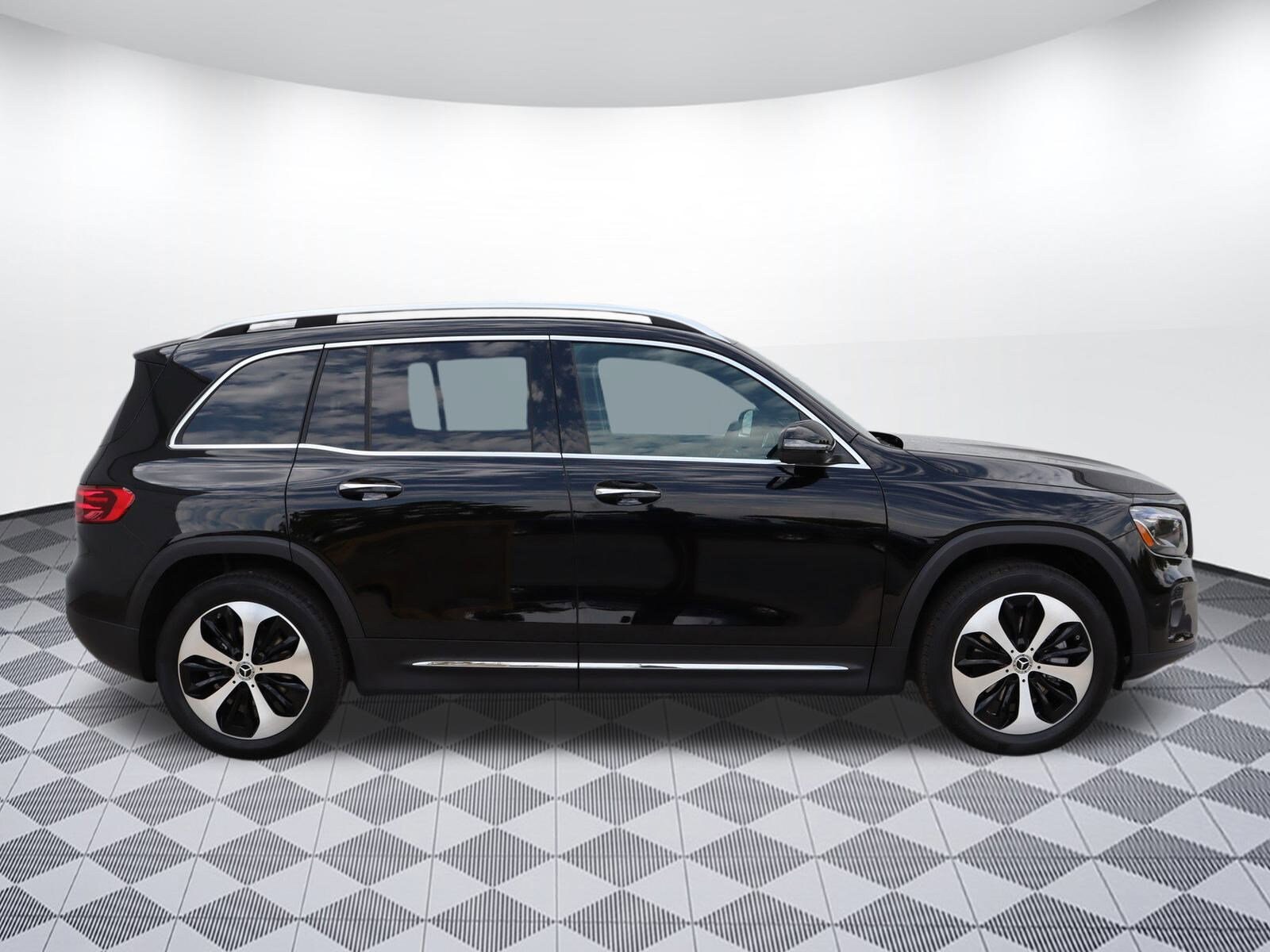 2025 Mercedes Benz GLB 250 photo 4