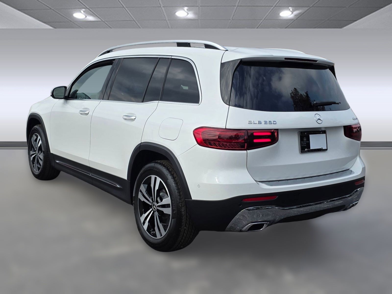 2026 Mercedes Benz GLB 250 4MATIC photo 2