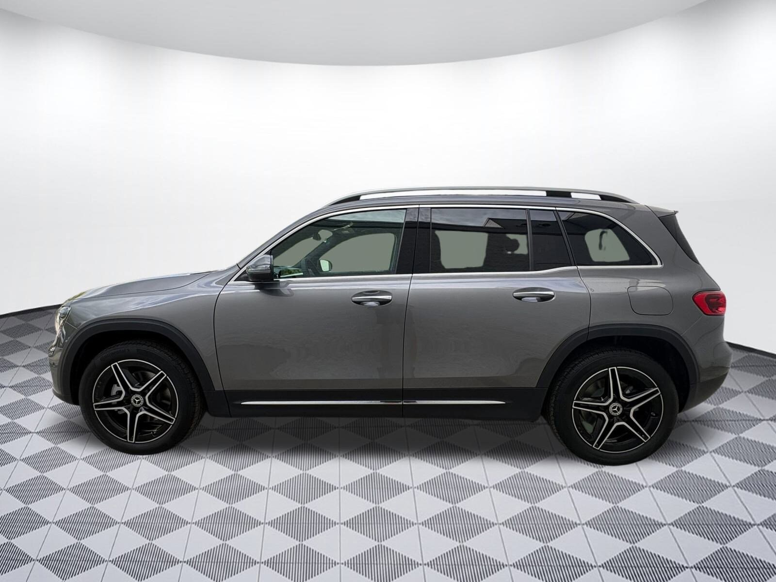 2026 Mercedes Benz GLB 250 4MATIC photo 2