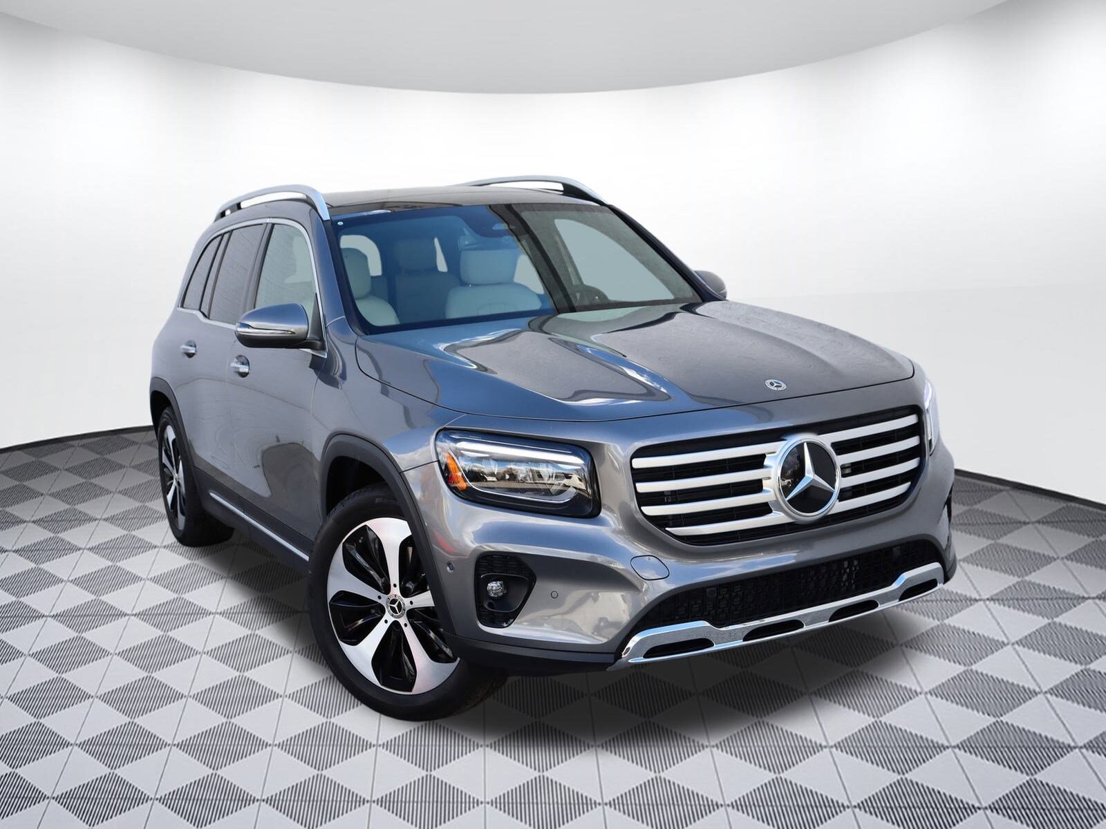 2025 Mercedes Benz GLB 250 photo 2
