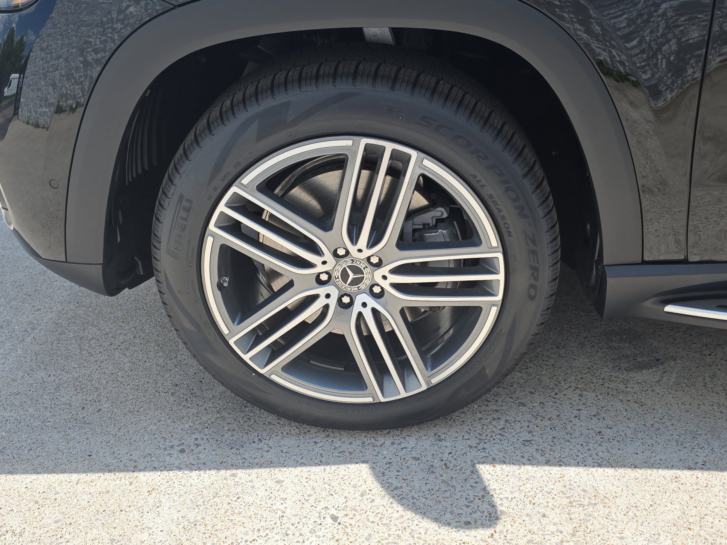 2025 Mercedes Benz GLS 450 4MATIC photo 2