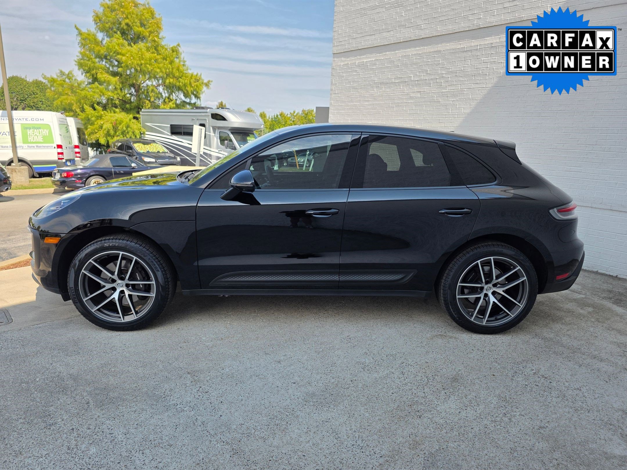 2023 Porsche Macan T photo 2