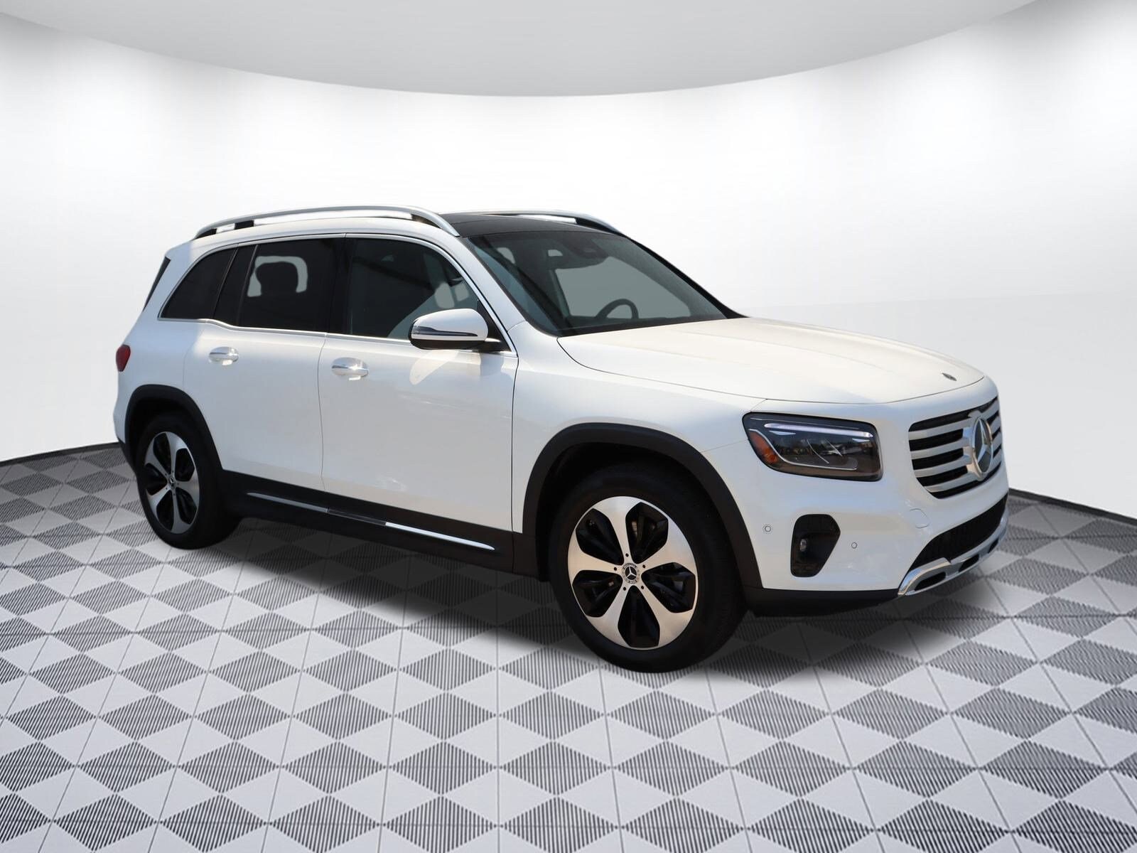 2025 Mercedes Benz GLB 250 photo 3